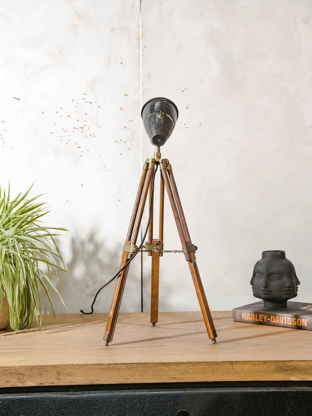 Sovjet fabrieks machinelamp gemonteerd op een vintage teakhouten statief - industriële lamp uit de jaren 70 van de USSR, E27