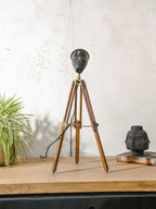 Sovjet fabrieks machinelamp gemonteerd op een vintage teakhouten statief - industriële lamp uit de jaren 70 van de USSR, E27