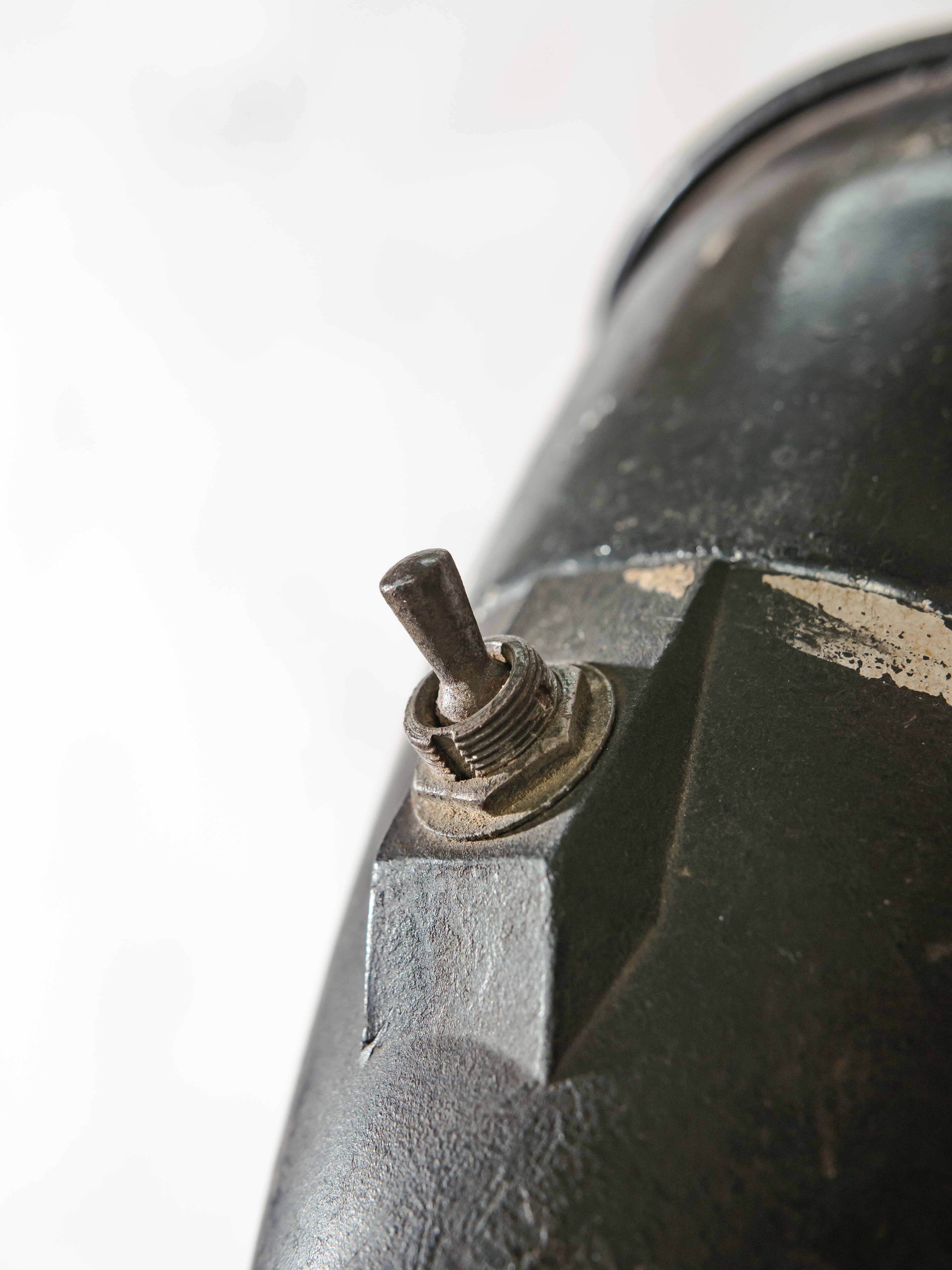 Sovjet fabrieks machinelamp gemonteerd op een vintage teakhouten statief - industriële lamp uit de jaren 70 van de USSR, E27
