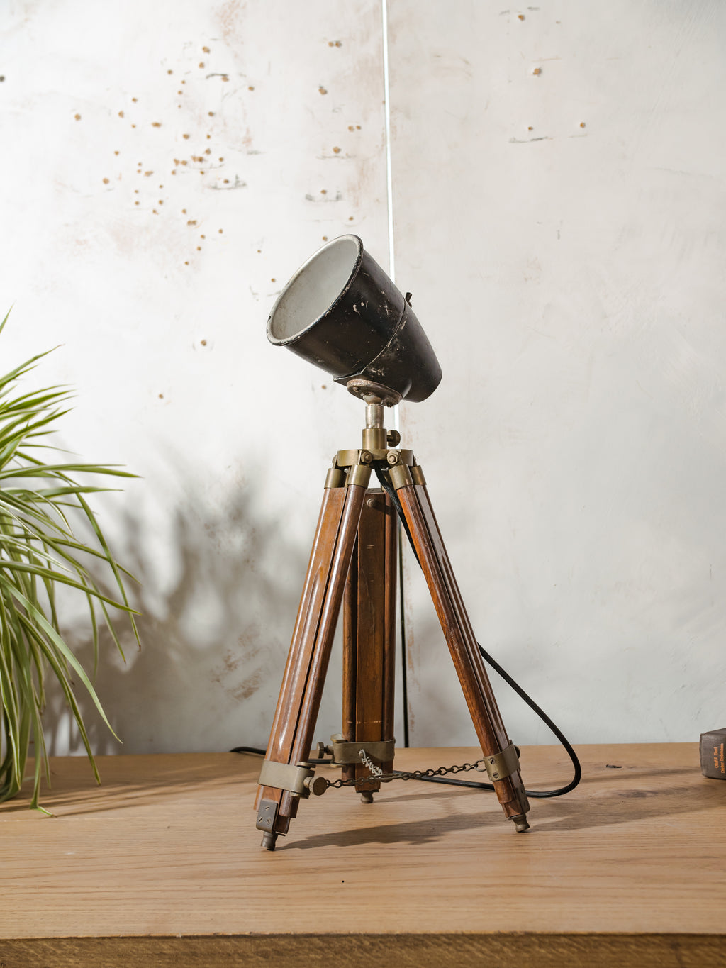 Sovjet fabrieks machinelamp gemonteerd op een vintage teakhouten statief - industriële lamp uit de jaren 70 van de USSR, E27