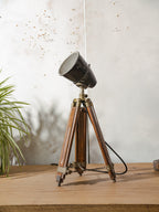 Sovjet fabrieks machinelamp gemonteerd op een vintage teakhouten statief - industriële lamp uit de jaren 70 van de USSR, E27