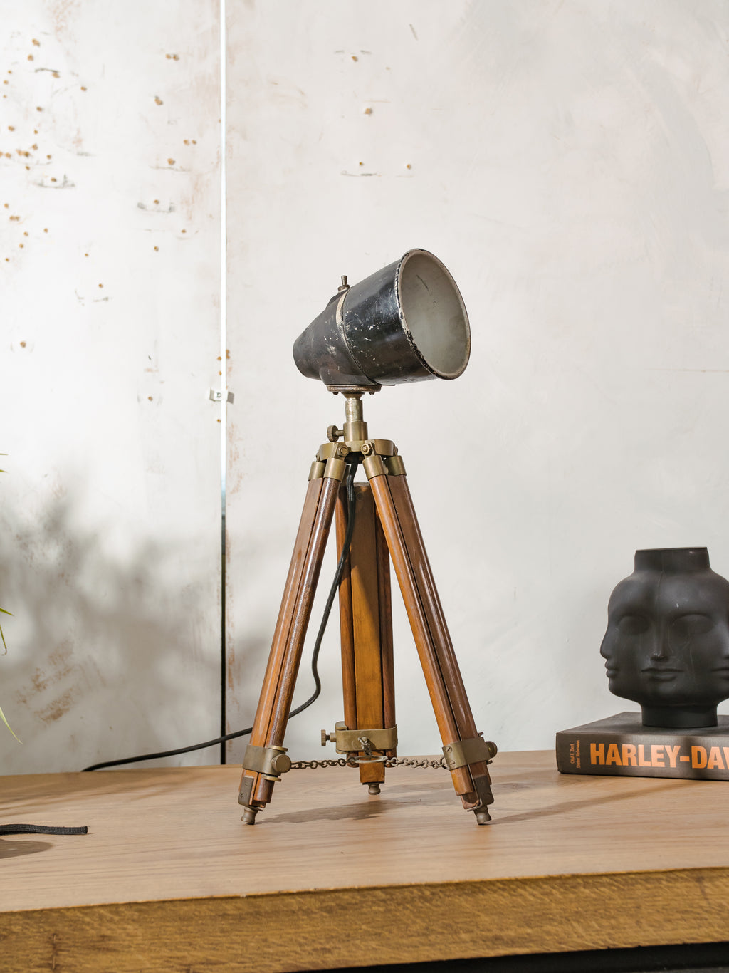 Sovjet fabrieks machinelamp gemonteerd op een vintage teakhouten statief - industriële lamp uit de jaren 70 van de USSR, E27