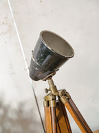 Sovjet fabrieks machinelamp gemonteerd op een vintage teakhouten statief - industriële lamp uit de jaren 70 van de USSR, E27