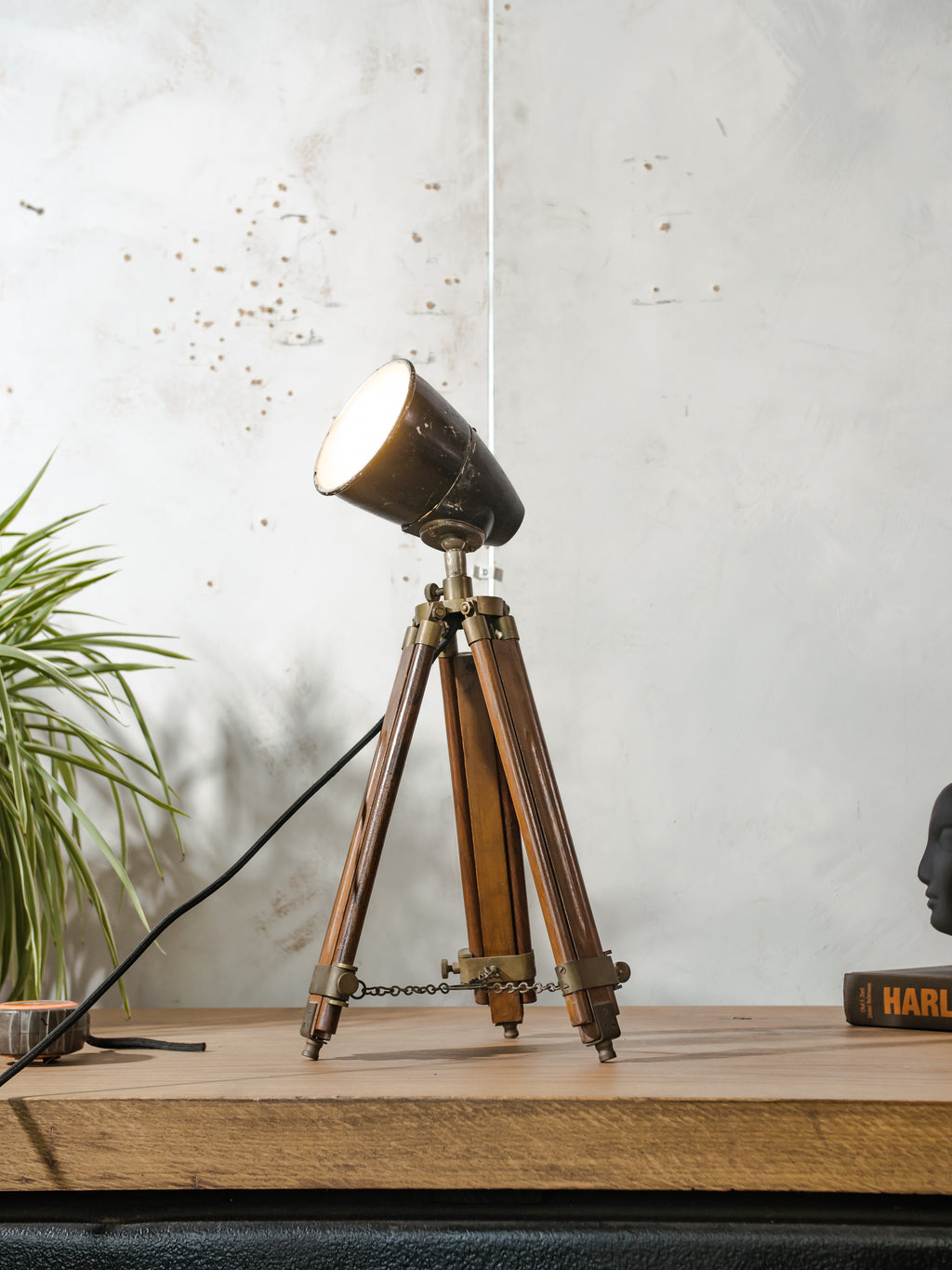 Sovjet fabrieks machinelamp gemonteerd op een vintage teakhouten statief - industriële lamp uit de jaren 70 van de USSR, E27