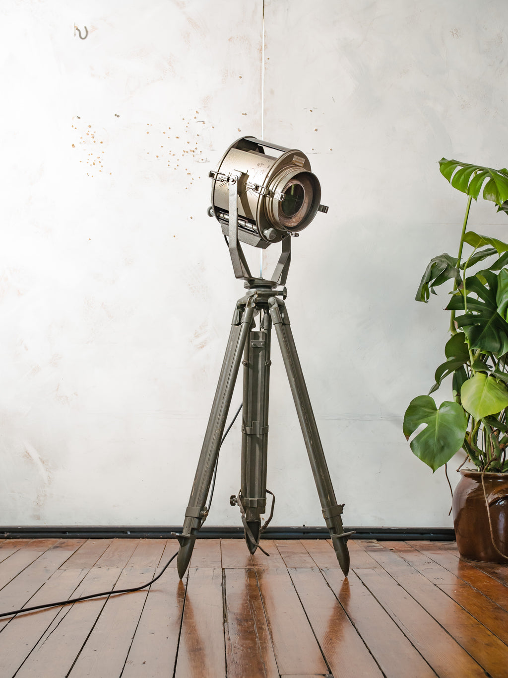 ADB SP.5 Belgische Theaterspot Vloerlamp | Jaren 60 500W Toneellamp op Ertel-Werk Bundeswehr Veldstatief