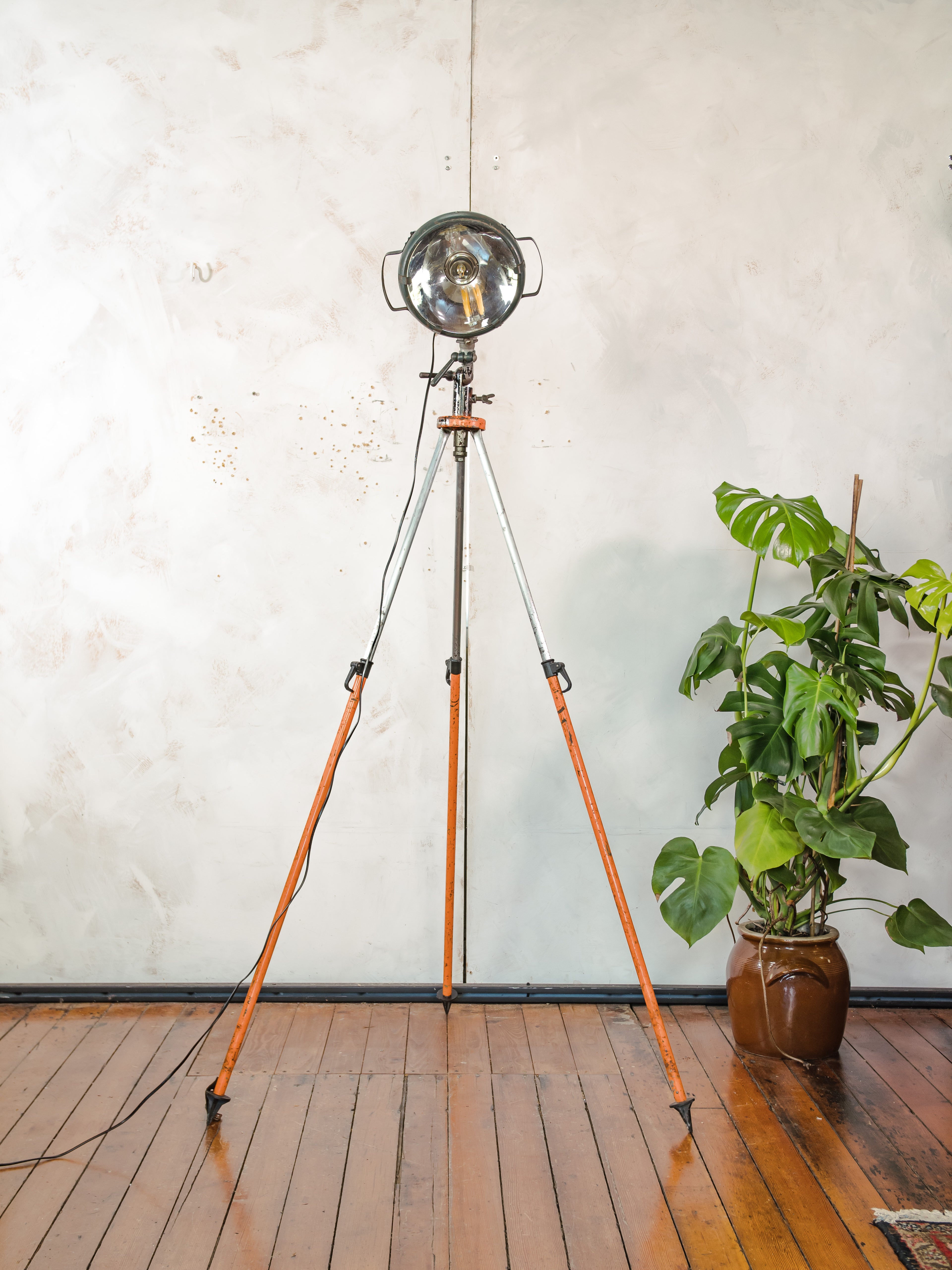 Bosch Eisemann Militaire Zoeklicht Vloerlamp | Vintage Veldzoeklicht op Originele Bosch Statief