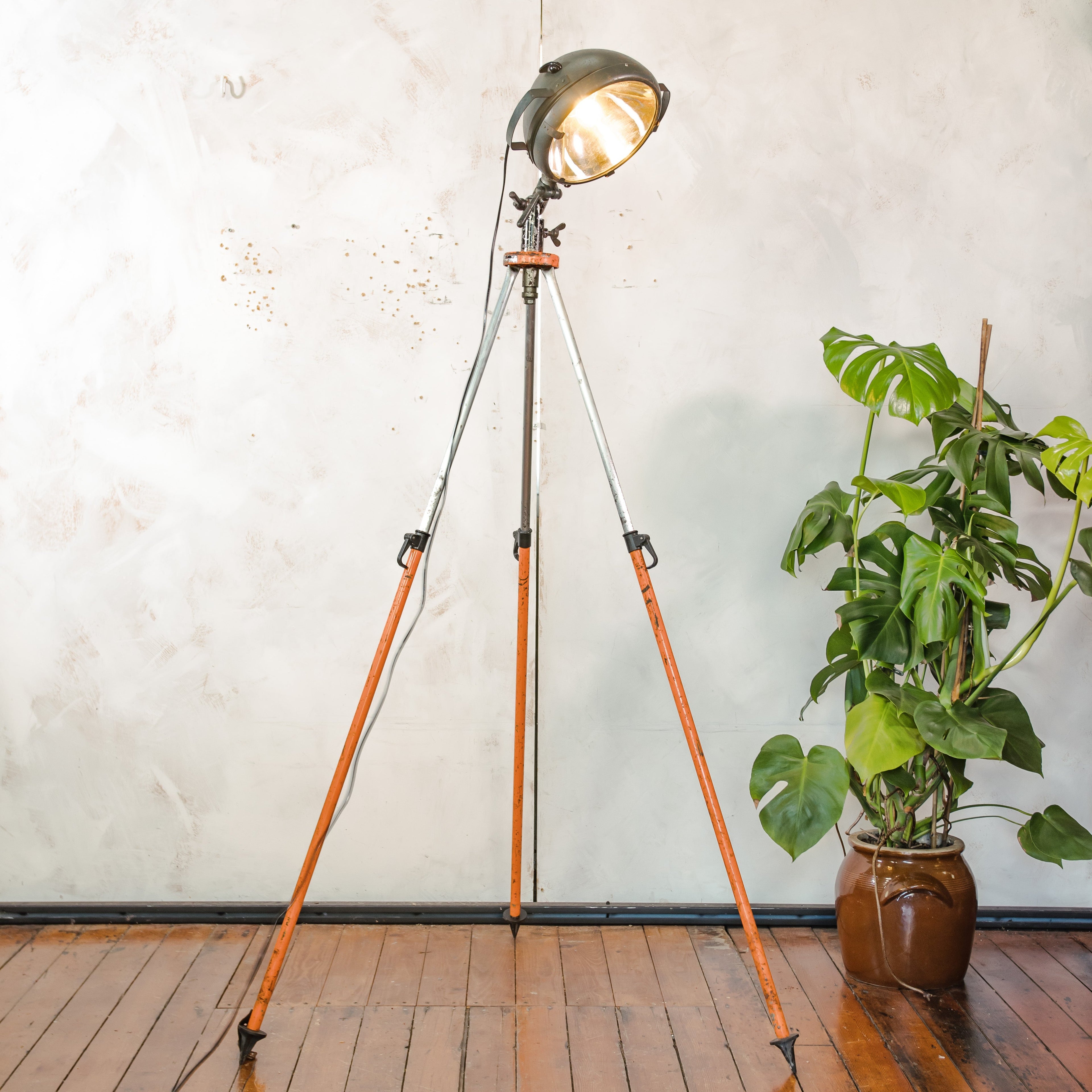 Bosch Eisemann Militaire Zoeklicht Vloerlamp | Vintage Veldzoeklicht op Originele Bosch Statief