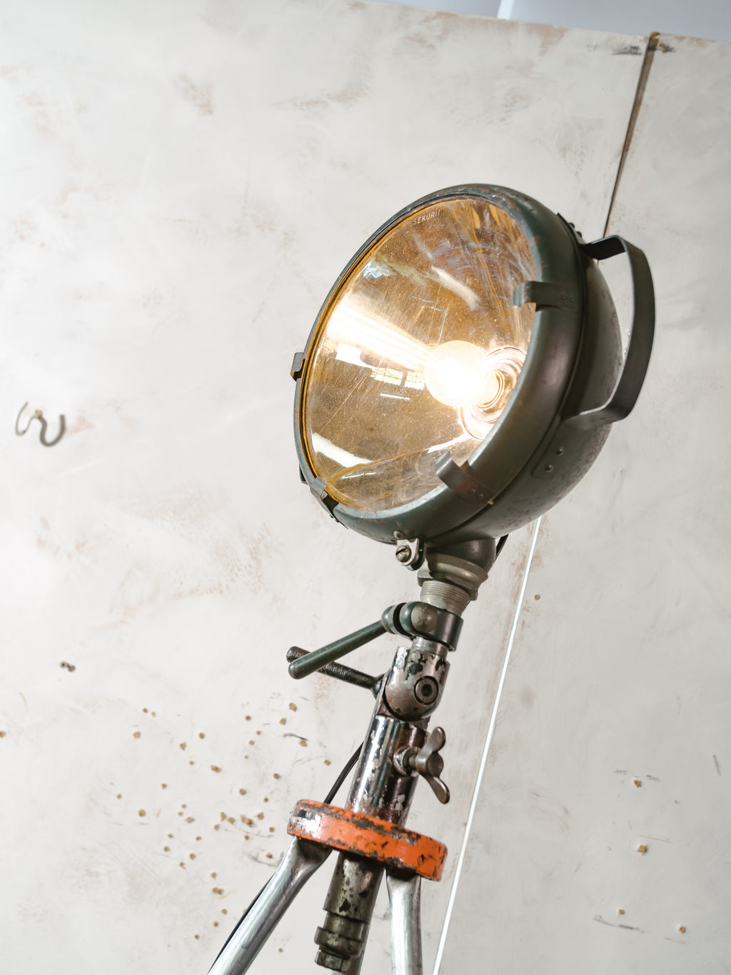 Bosch Eisemann Militaire Zoeklicht Vloerlamp | Vintage Veldzoeklicht op Originele Bosch Statief