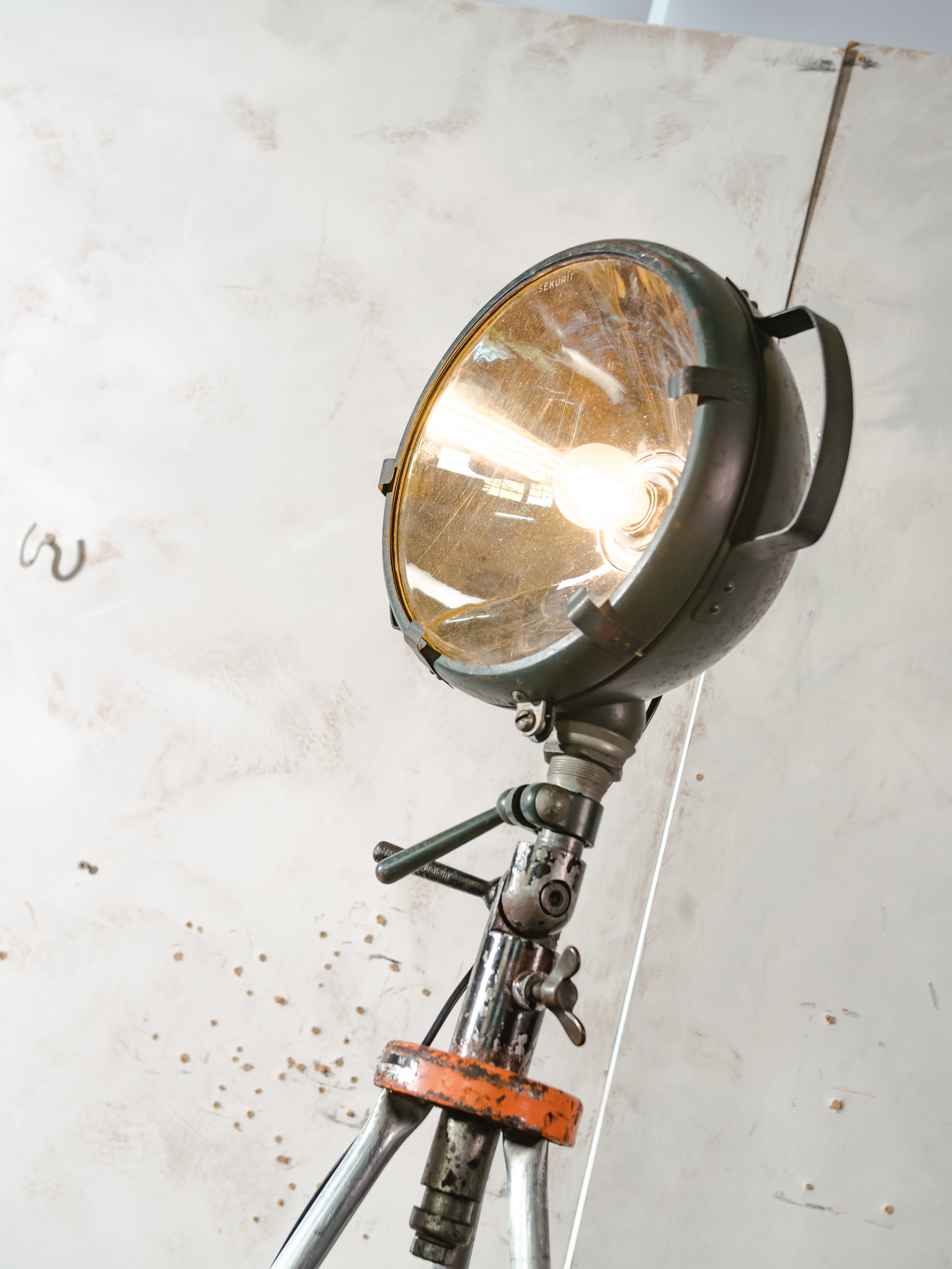 Bosch Eisemann Militaire Zoeklicht Vloerlamp | Vintage Veldzoeklicht op Originele Bosch Statief