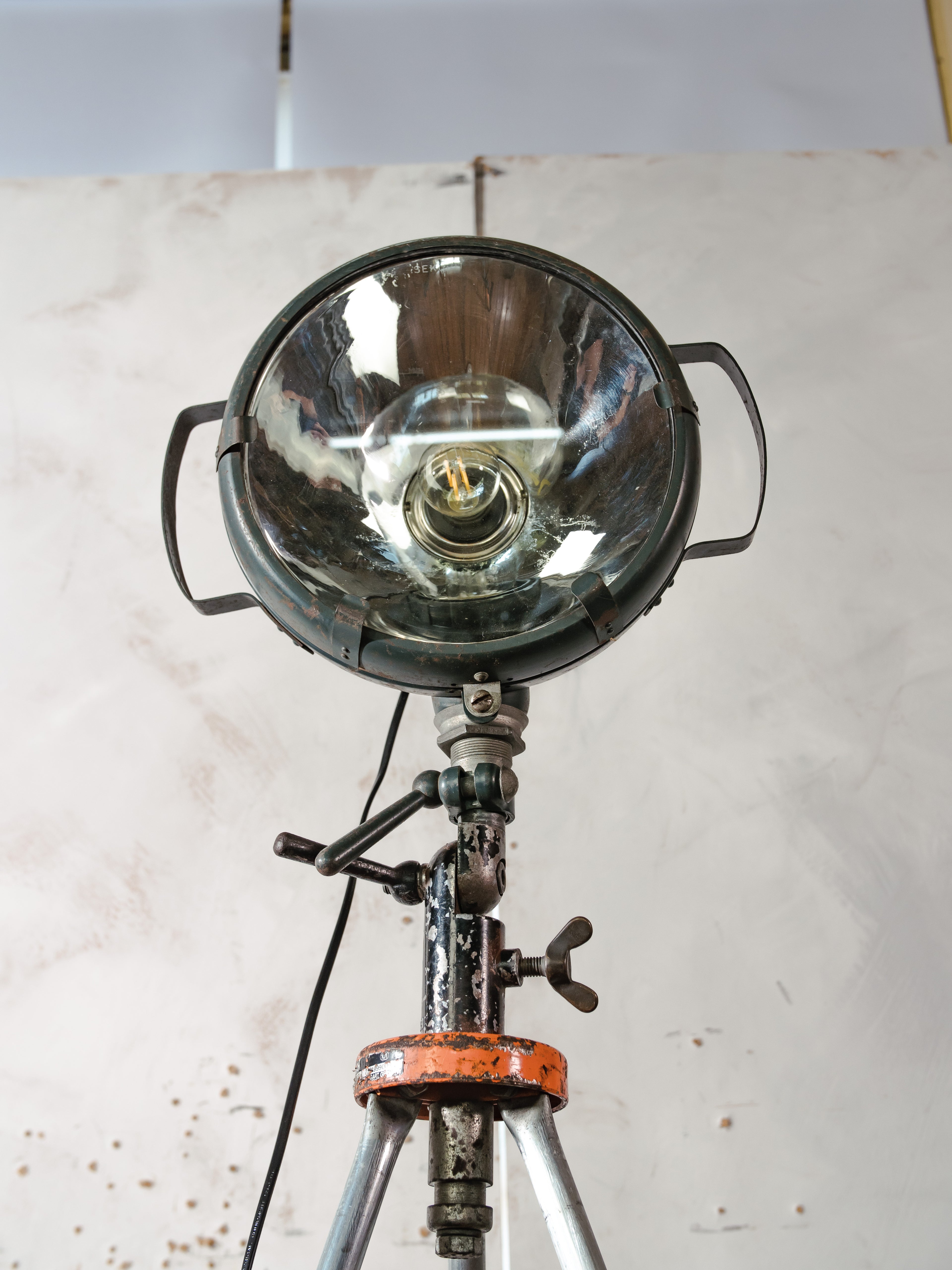 Bosch Eisemann Militaire Zoeklicht Vloerlamp | Vintage Veldzoeklicht op Originele Bosch Statief