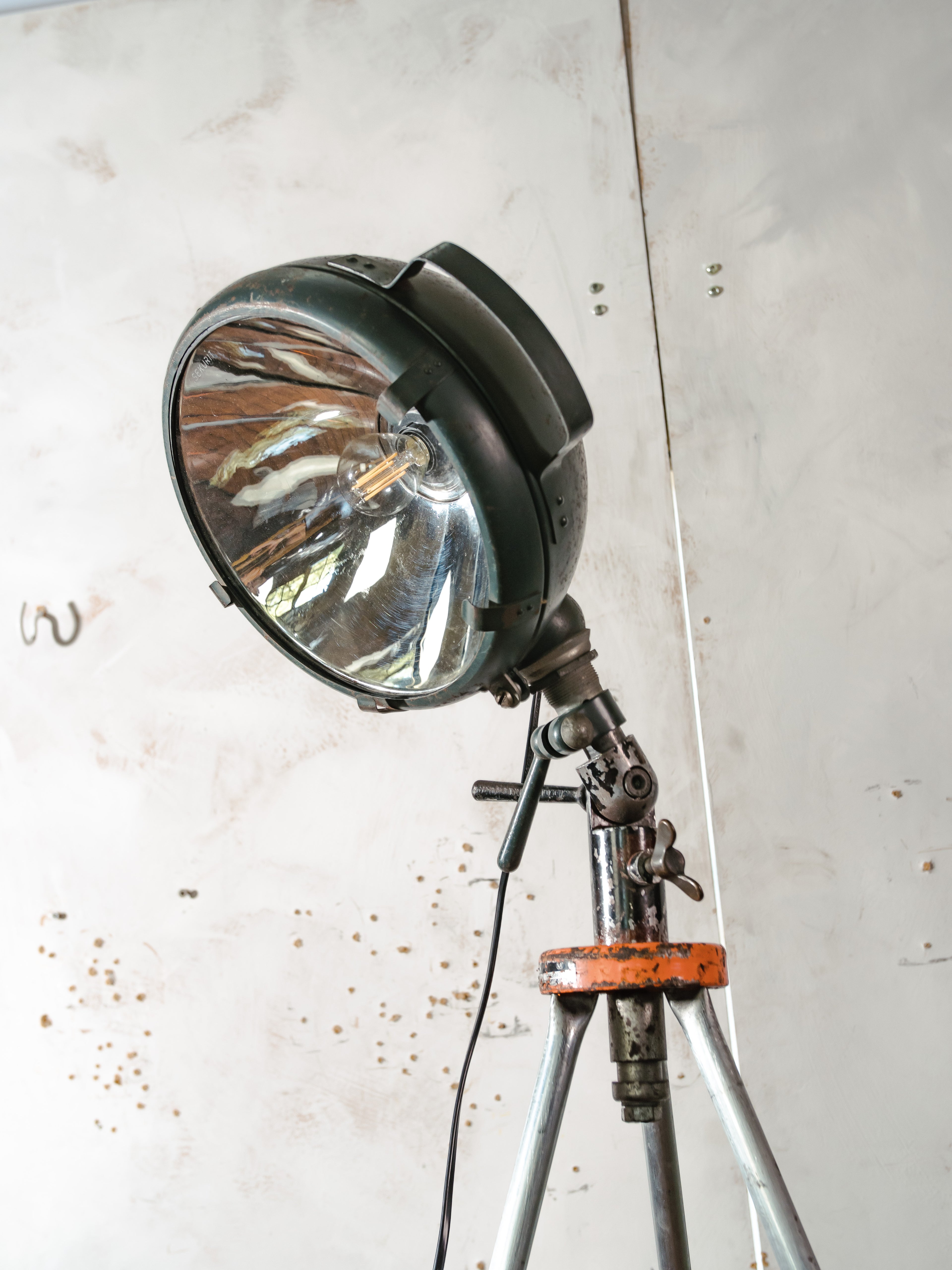 Bosch Eisemann Militaire Zoeklicht Vloerlamp | Vintage Veldzoeklicht op Originele Bosch Statief
