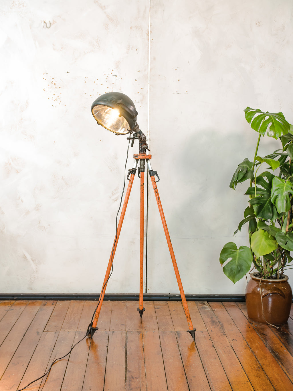 Bosch Eisemann Militaire Zoeklicht Vloerlamp | Vintage Veldzoeklicht op Originele Bosch Statief