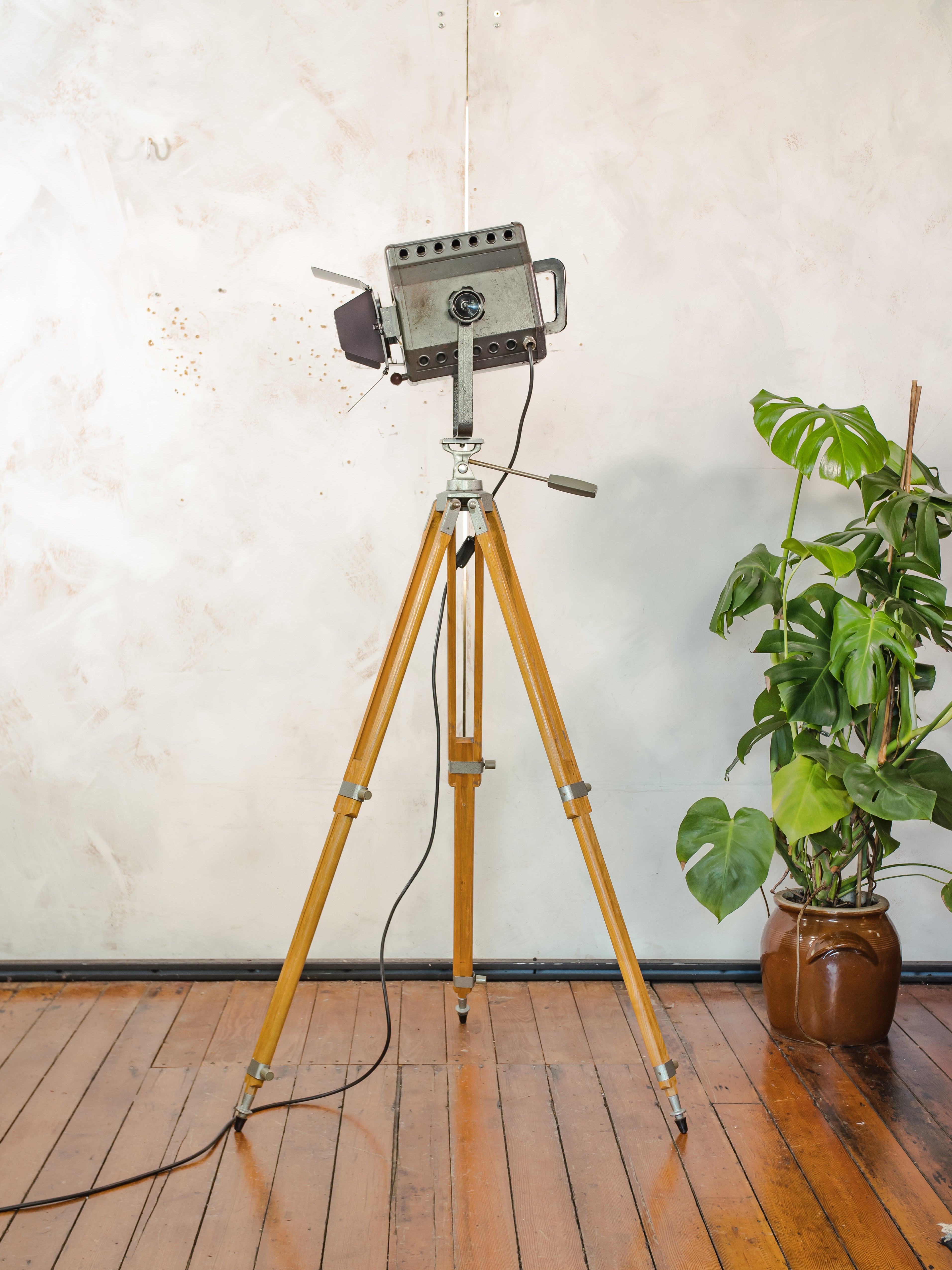 ADB BU.5 Belgium Studiospot Vloerlamp | Jaren 60 Hollywood Spotlight op Berlebach Mulda Fotostatief