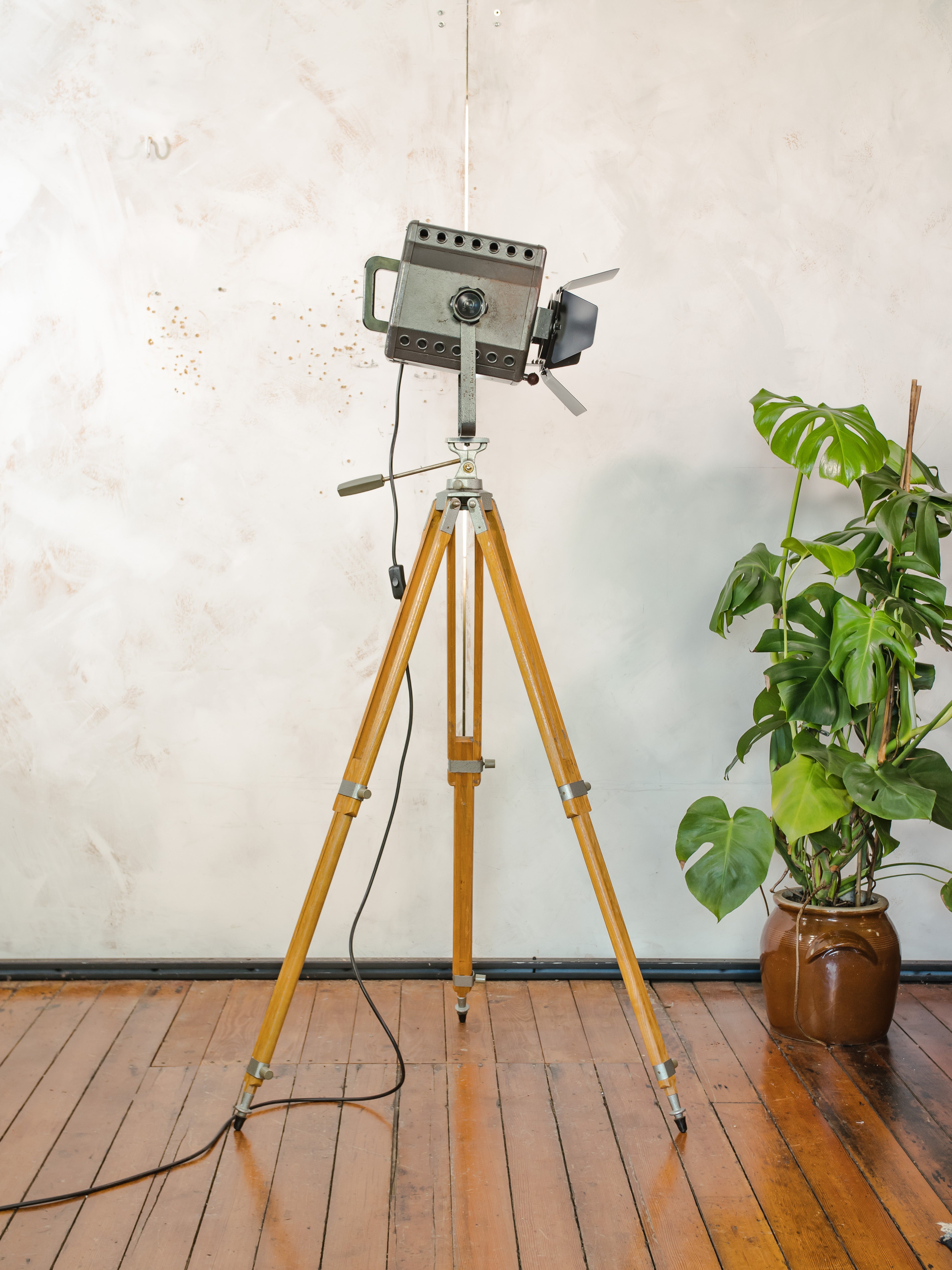 ADB BU.5 Belgium Studiospot Vloerlamp | Jaren 60 Hollywood Spotlight op Berlebach Mulda Fotostatief