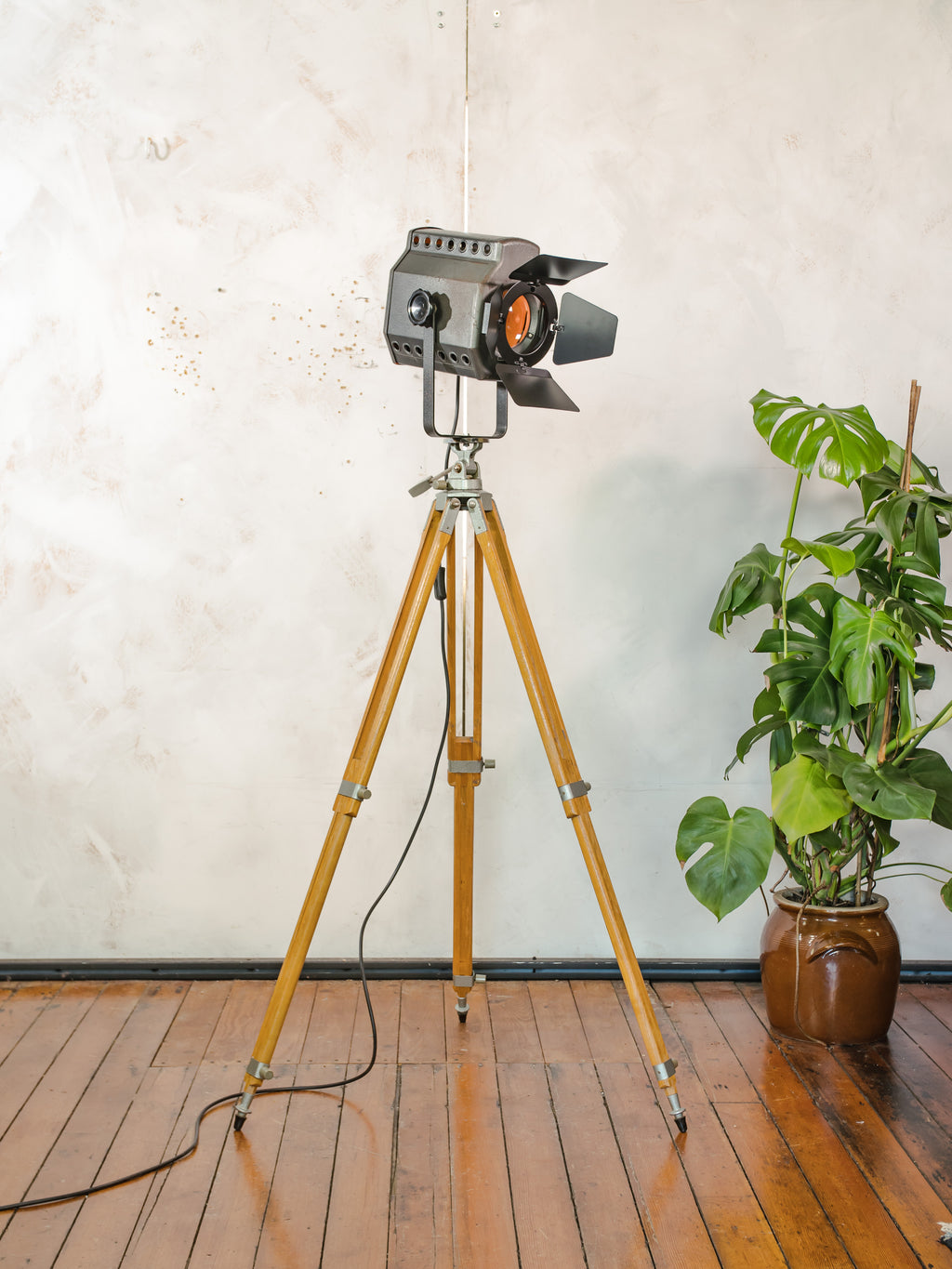 ADB BU.5 Belgium Studiospot Vloerlamp | Jaren 60 Hollywood Spotlight op Berlebach Mulda Fotostatief