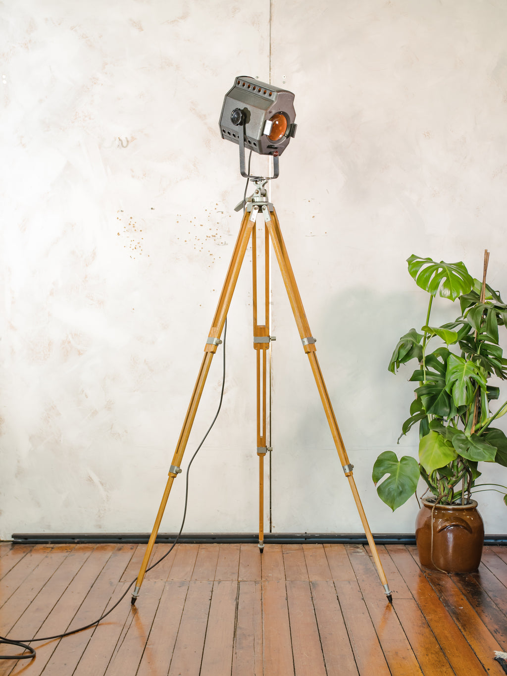 ADB BU.5 Belgium Studiospot Vloerlamp | Jaren 60 Hollywood Spotlight op Berlebach Mulda Fotostatief