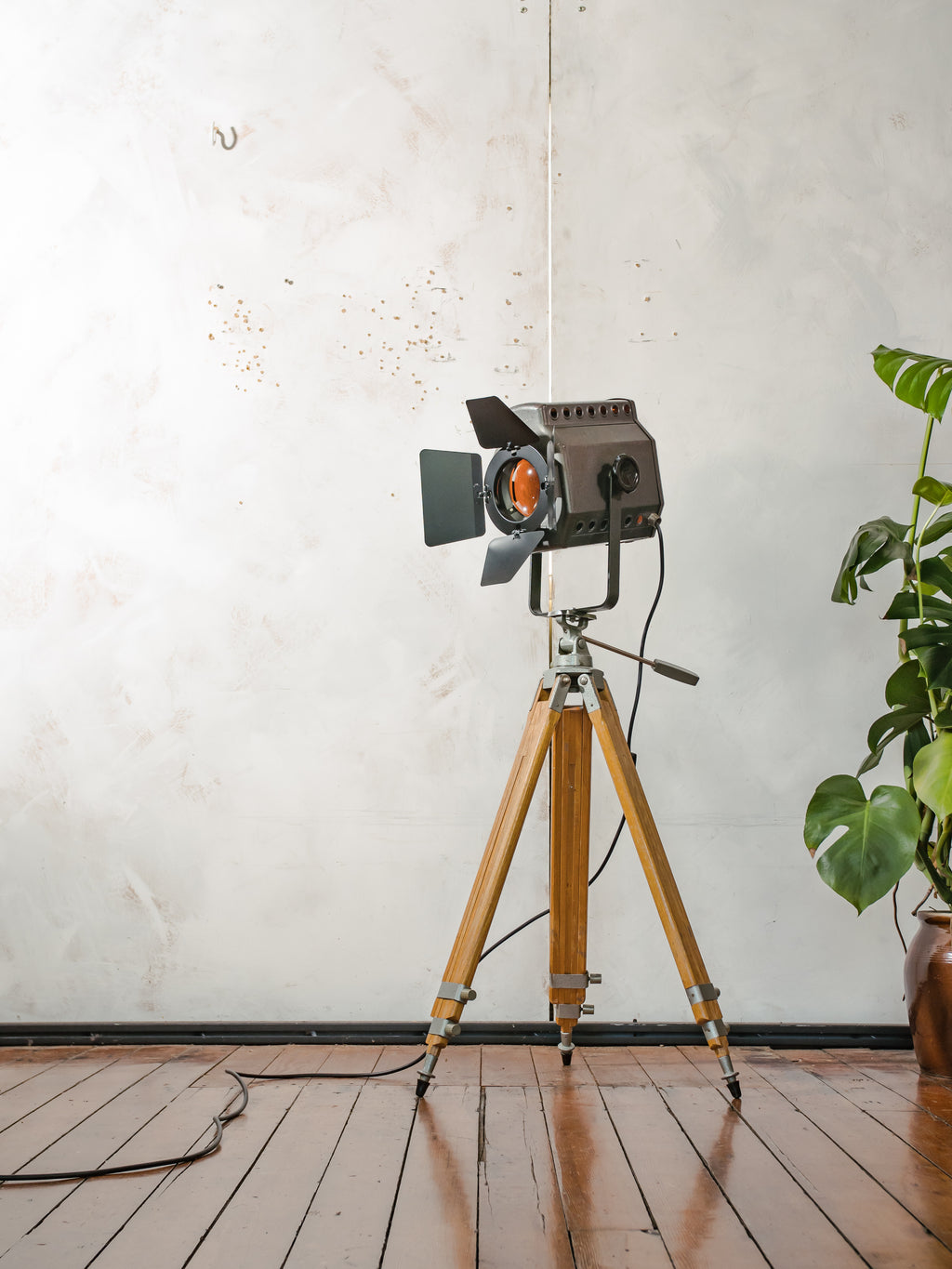 ADB BU.5 Belgium Studiospot Vloerlamp | Jaren 60 Hollywood Spotlight op Berlebach Mulda Fotostatief