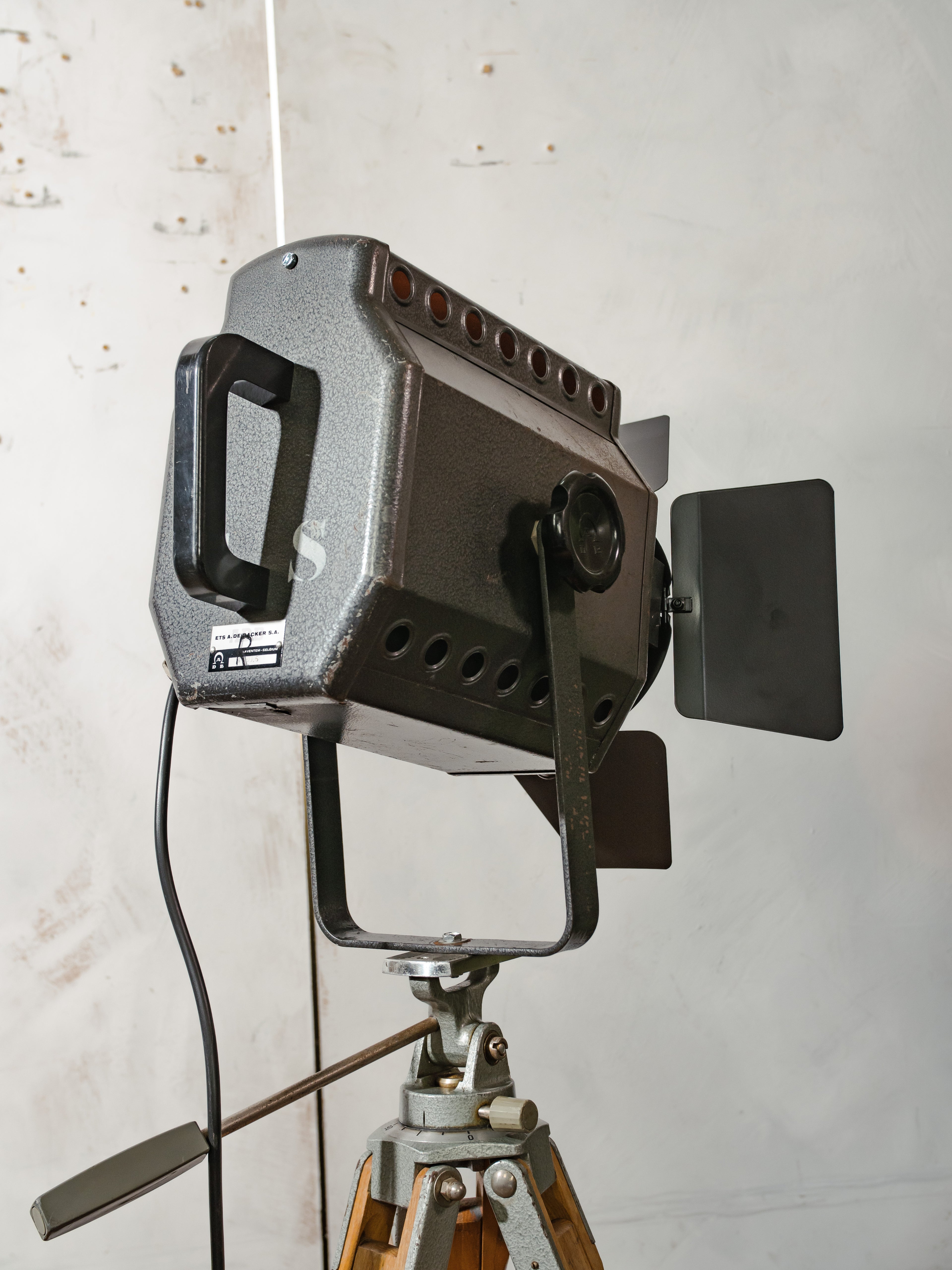 ADB BU.5 Belgium Studiospot Vloerlamp | Jaren 60 Hollywood Spotlight op Berlebach Mulda Fotostatief