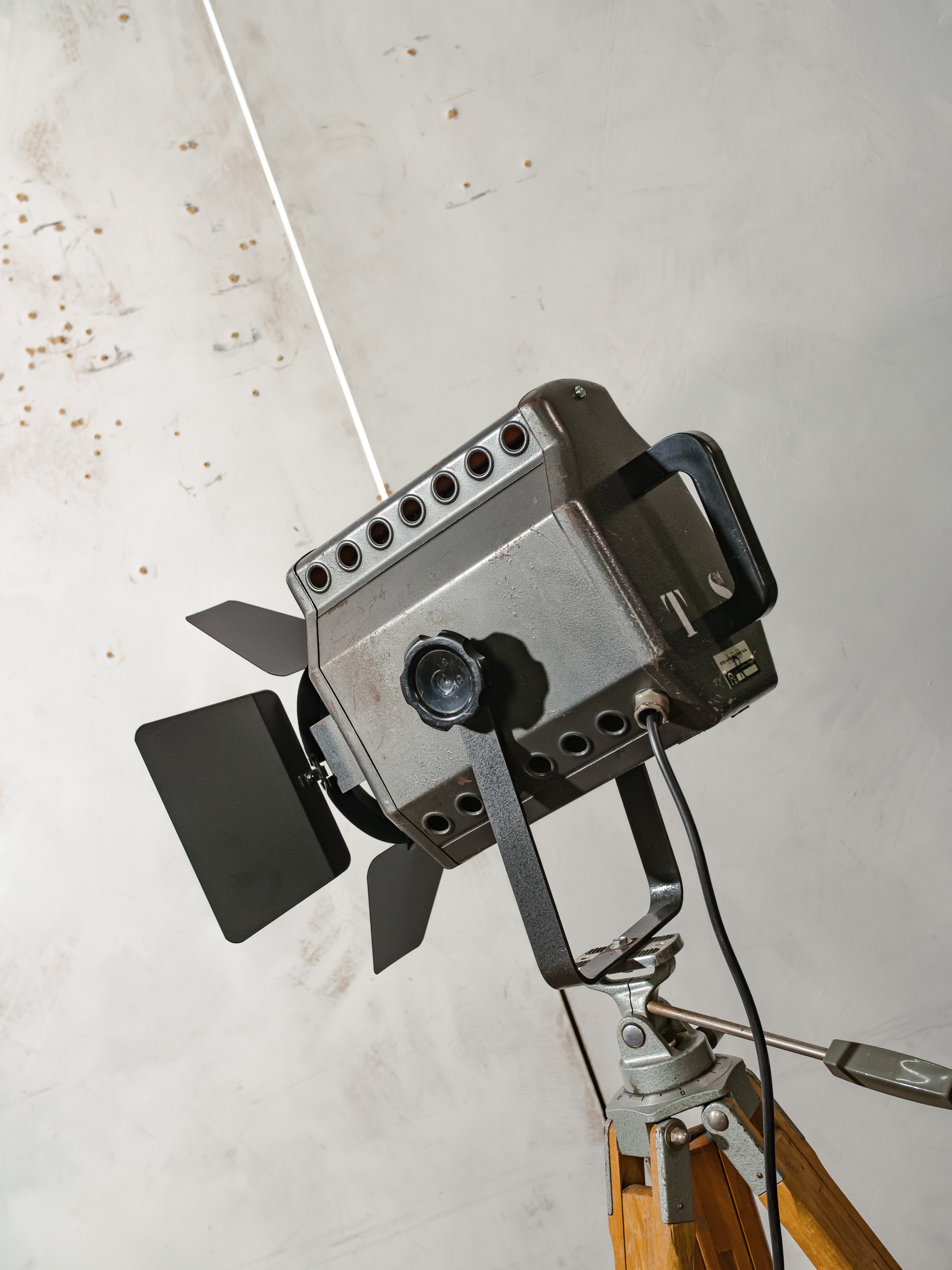 ADB BU.5 Belgium Studiospot Vloerlamp | Jaren 60 Hollywood Spotlight op Berlebach Mulda Fotostatief
