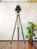 A.E. Cremer Paris Theater Spotlight Vloerlamp | Jaren 50 Barndoor Projector op Bundeswehr Landmeet statief