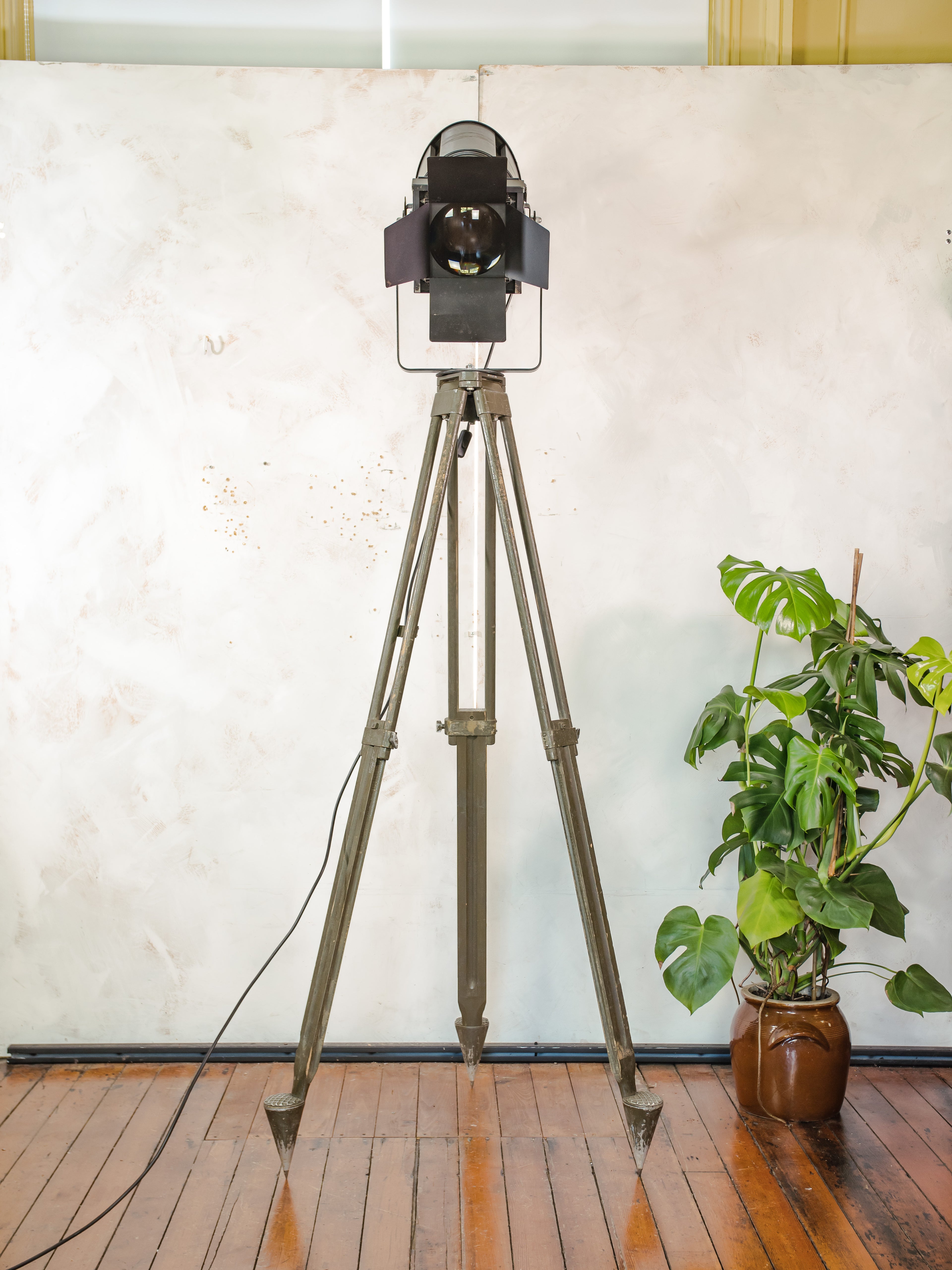 A.E. Cremer Paris Theater Spotlight Vloerlamp | Jaren 50 Barndoor Projector op Bundeswehr Landmeet statief