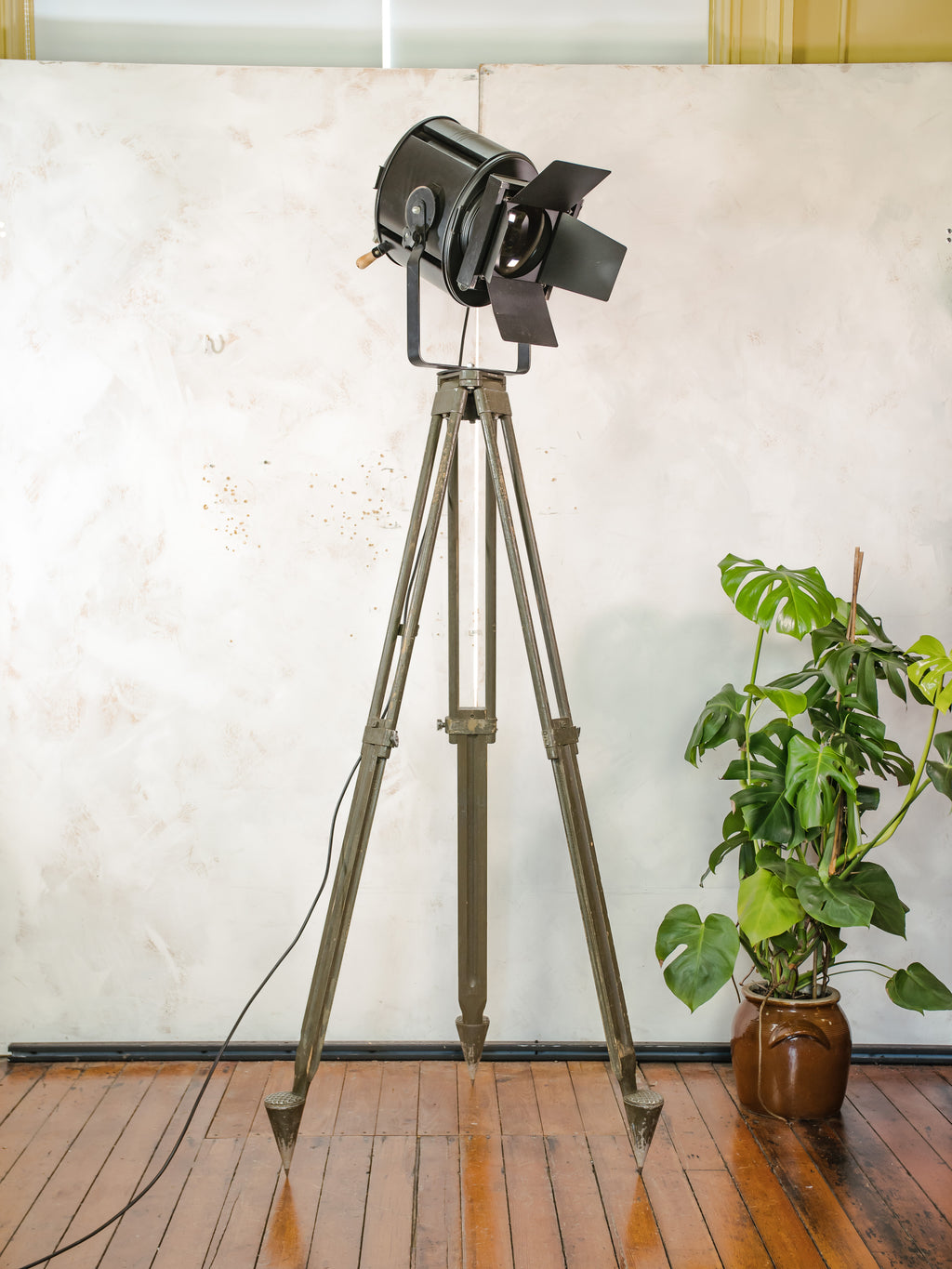 A.E. Cremer Paris Theater Spotlight Vloerlamp | Jaren 50 Barndoor Projector op Bundeswehr Landmeet statief