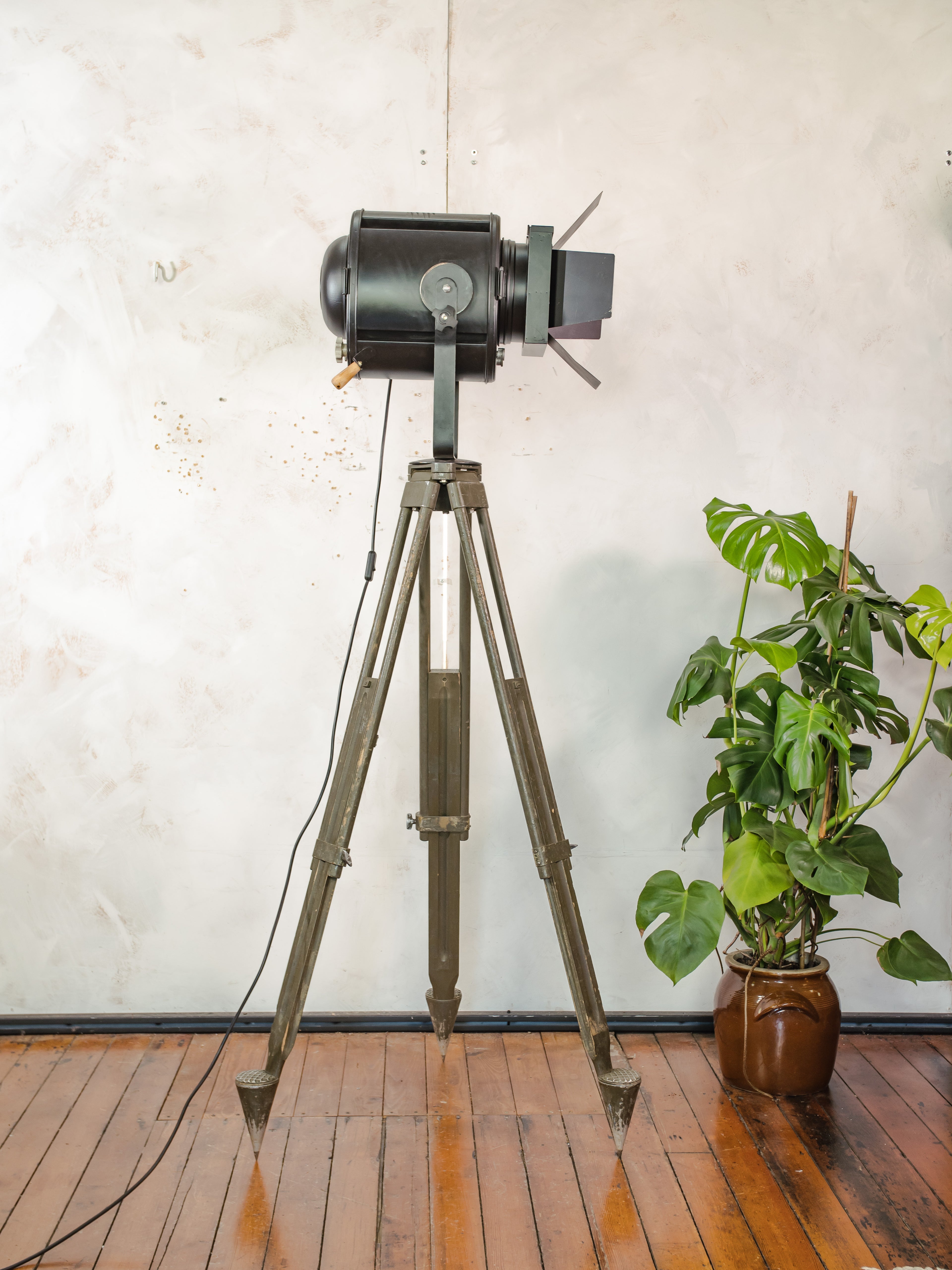 A.E. Cremer Paris Theater Spotlight Vloerlamp | Jaren 50 Barndoor Projector op Bundeswehr Landmeet statief