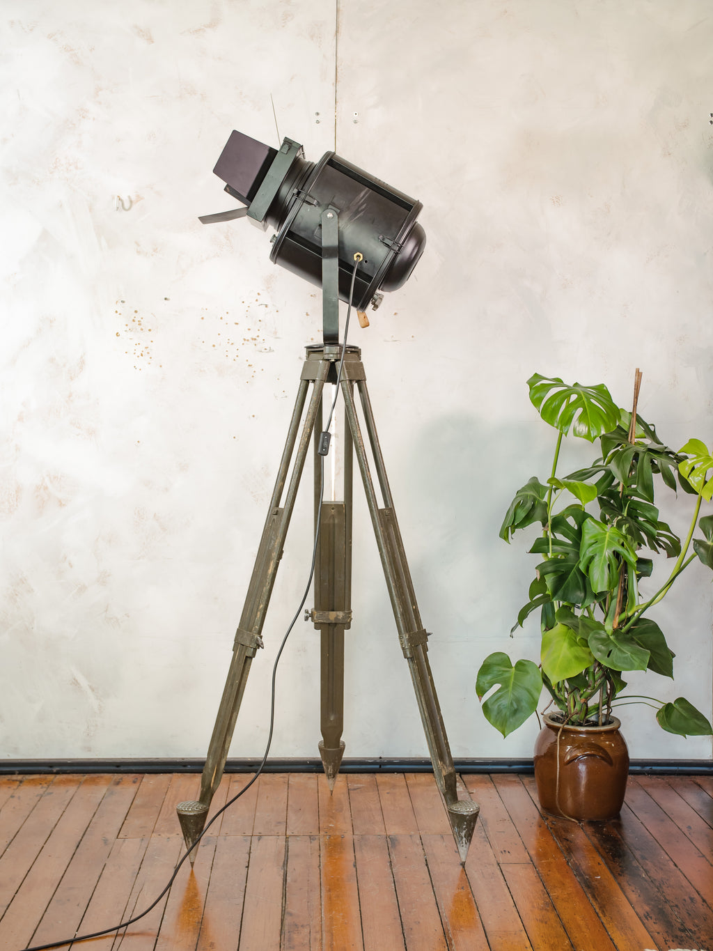A.E. Cremer Paris Theater Spotlight Vloerlamp | Jaren 50 Barndoor Projector op Bundeswehr Landmeet statief