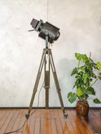 A.E. Cremer Paris Theater Spotlight Vloerlamp | Jaren 50 Barndoor Projector op Bundeswehr Landmeet statief