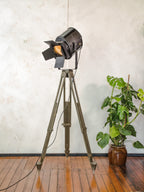 A.E. Cremer Paris Theater Spotlight Vloerlamp | Jaren 50 Barndoor Projector op Bundeswehr Landmeet statief