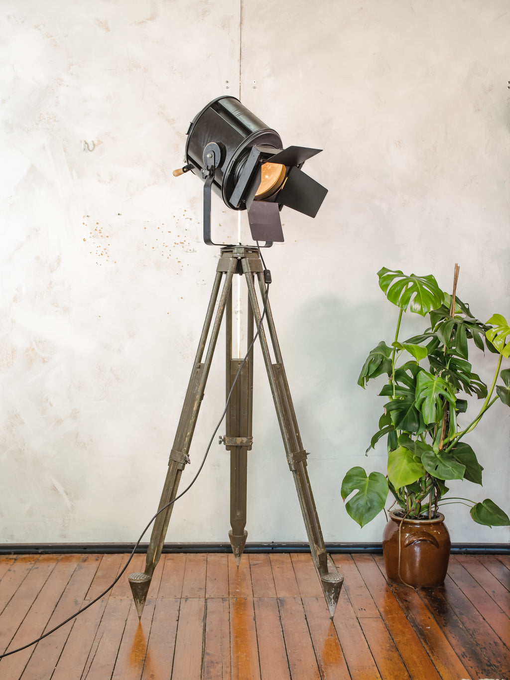 A.E. Cremer Paris Theater Spotlight Vloerlamp | Jaren 50 Barndoor Projector op Bundeswehr Landmeet statief