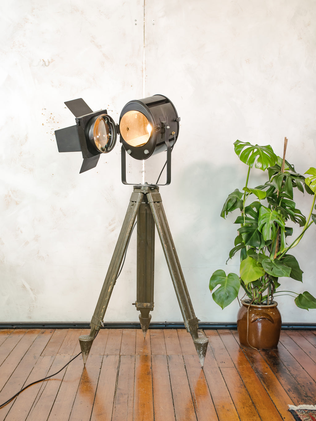 A.E. Cremer Paris Theater Spotlight Vloerlamp | Jaren 50 Barndoor Projector op Bundeswehr Landmeet statief