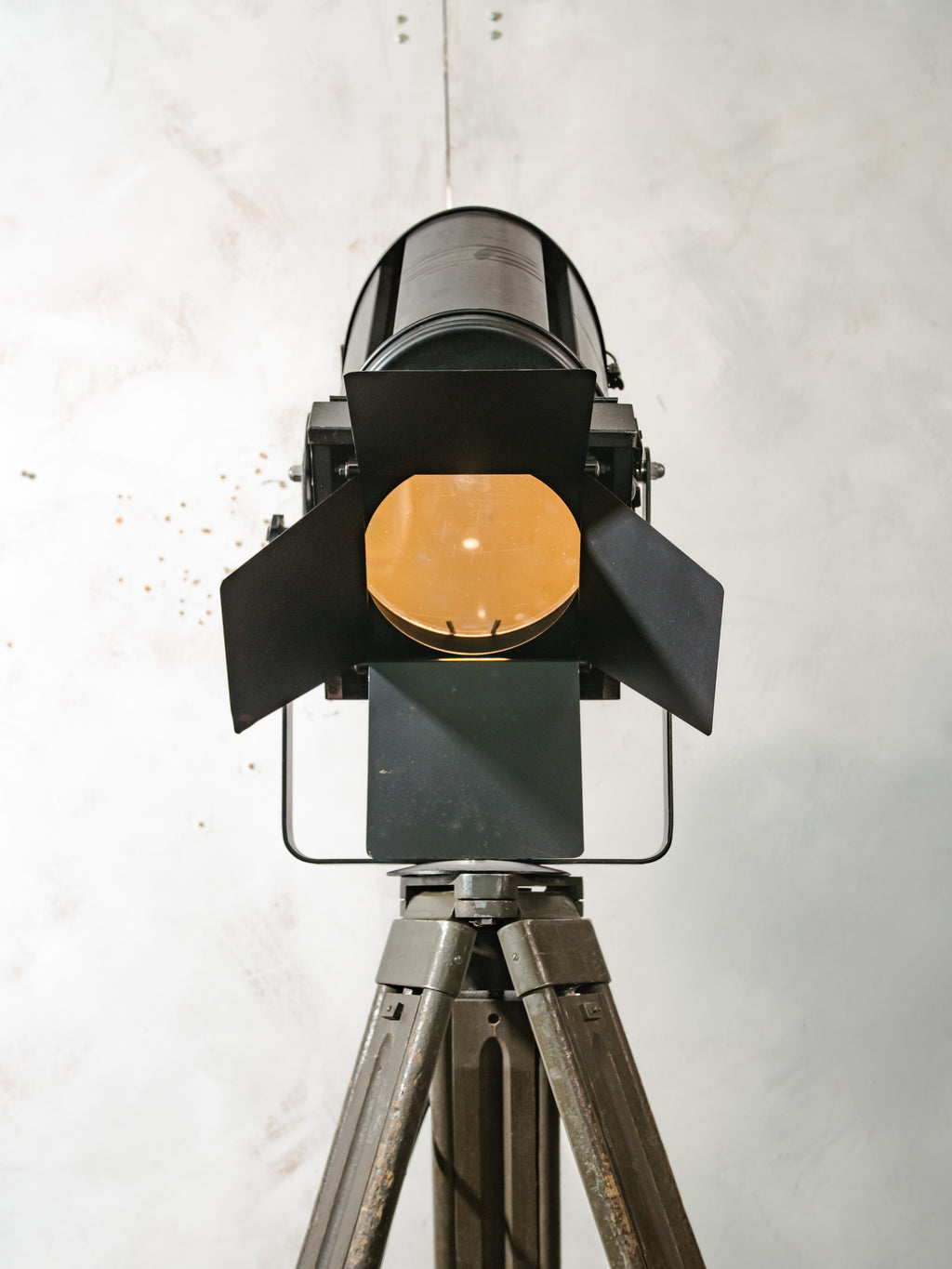 A.E. Cremer Paris Theater Spotlight Vloerlamp | Jaren 50 Barndoor Projector op Bundeswehr Landmeet statief
