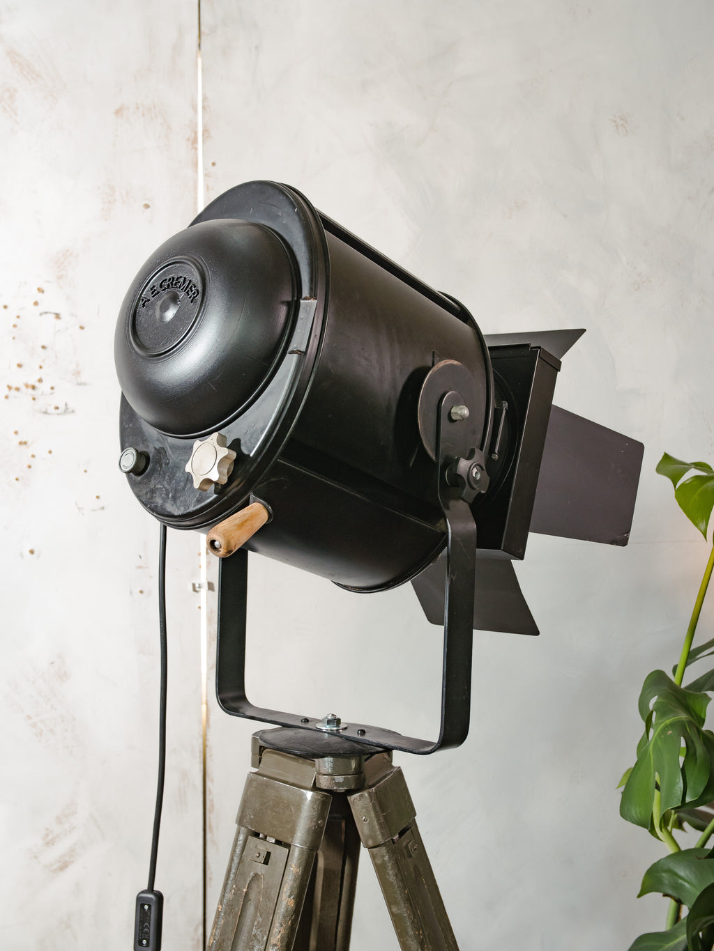 A.E. Cremer Paris Theater Spotlight Vloerlamp | Jaren 50 Barndoor Projector op Bundeswehr Landmeet statief