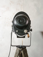 A.E. Cremer Paris Theater Spotlight Vloerlamp | Jaren 50 Barndoor Projector op Bundeswehr Landmeet statief