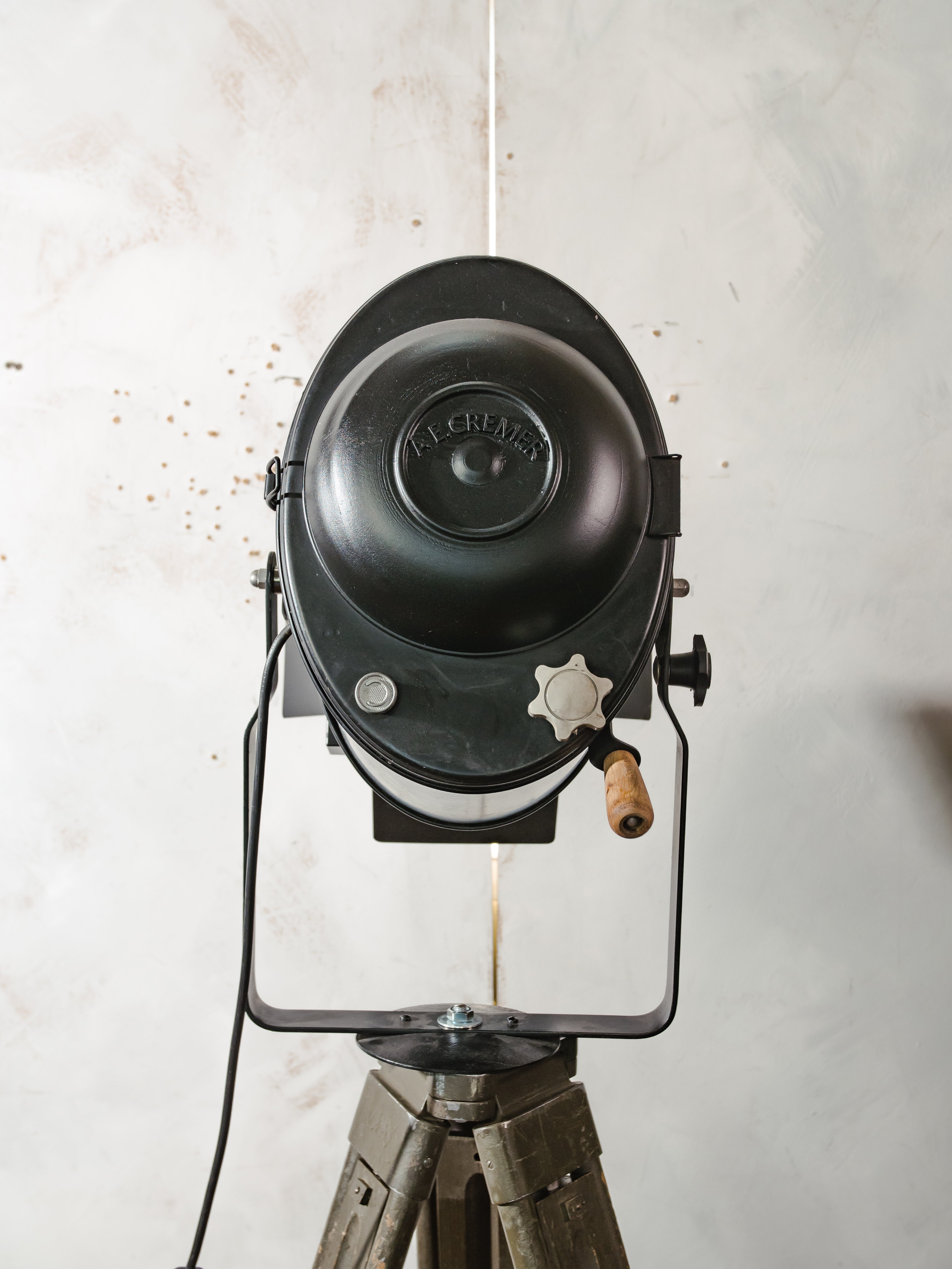 A.E. Cremer Paris Theater Spotlight Vloerlamp | Jaren 50 Barndoor Projector op Bundeswehr Landmeet statief
