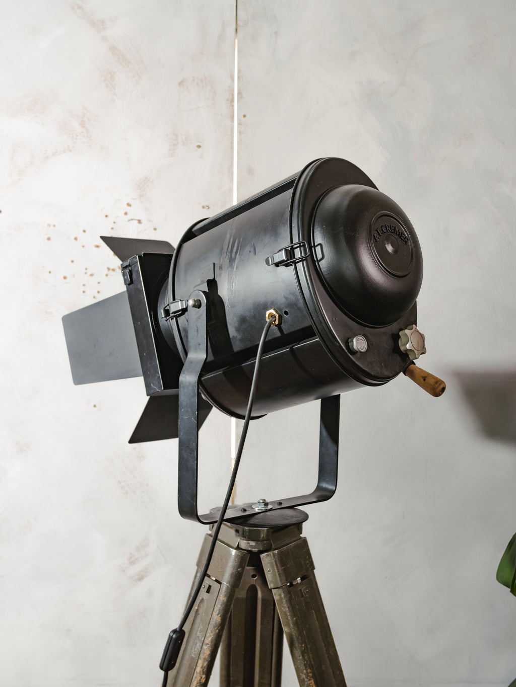 A.E. Cremer Paris Theater Spotlight Vloerlamp | Jaren 50 Barndoor Projector op Bundeswehr Landmeet statief