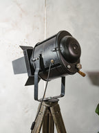 A.E. Cremer Paris Theater Spotlight Vloerlamp | Jaren 50 Barndoor Projector op Bundeswehr Landmeet statief