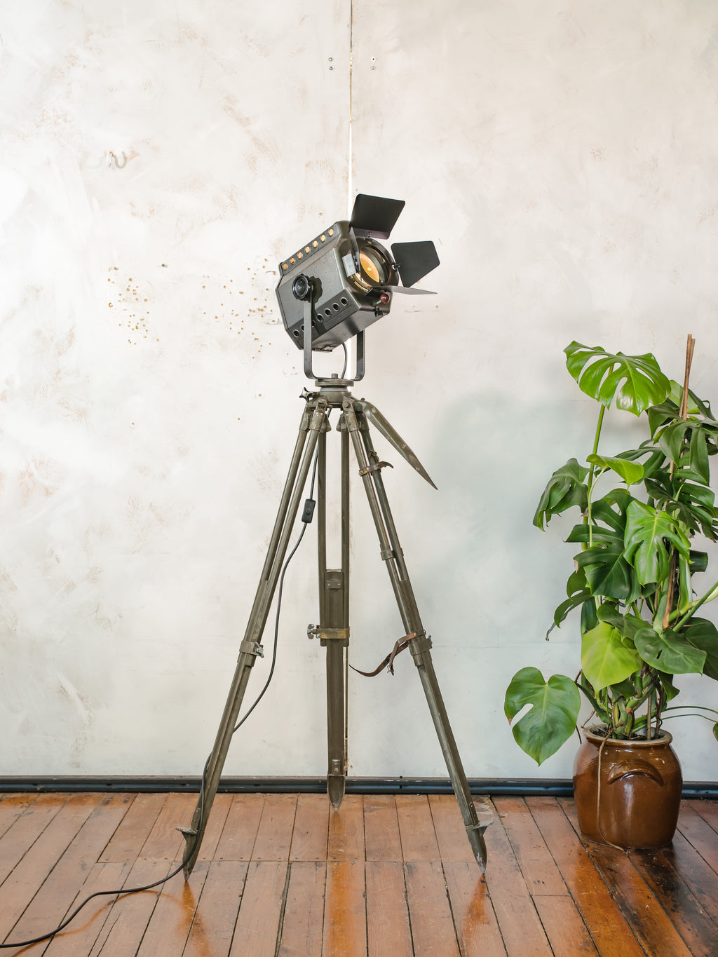 ADB BU.5 Belgian Studio Spotlight Floor Lamp | 1960s Stage Light on Ertel-Werk Bundeswehr Field Tripod
