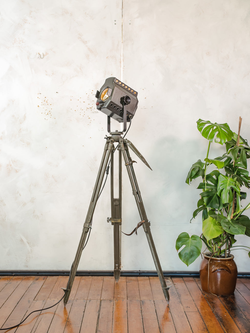 ADB BU.5 Belgian Studio Spotlight Floor Lamp | 1960s Stage Light on Ertel-Werk Bundeswehr Field Tripod