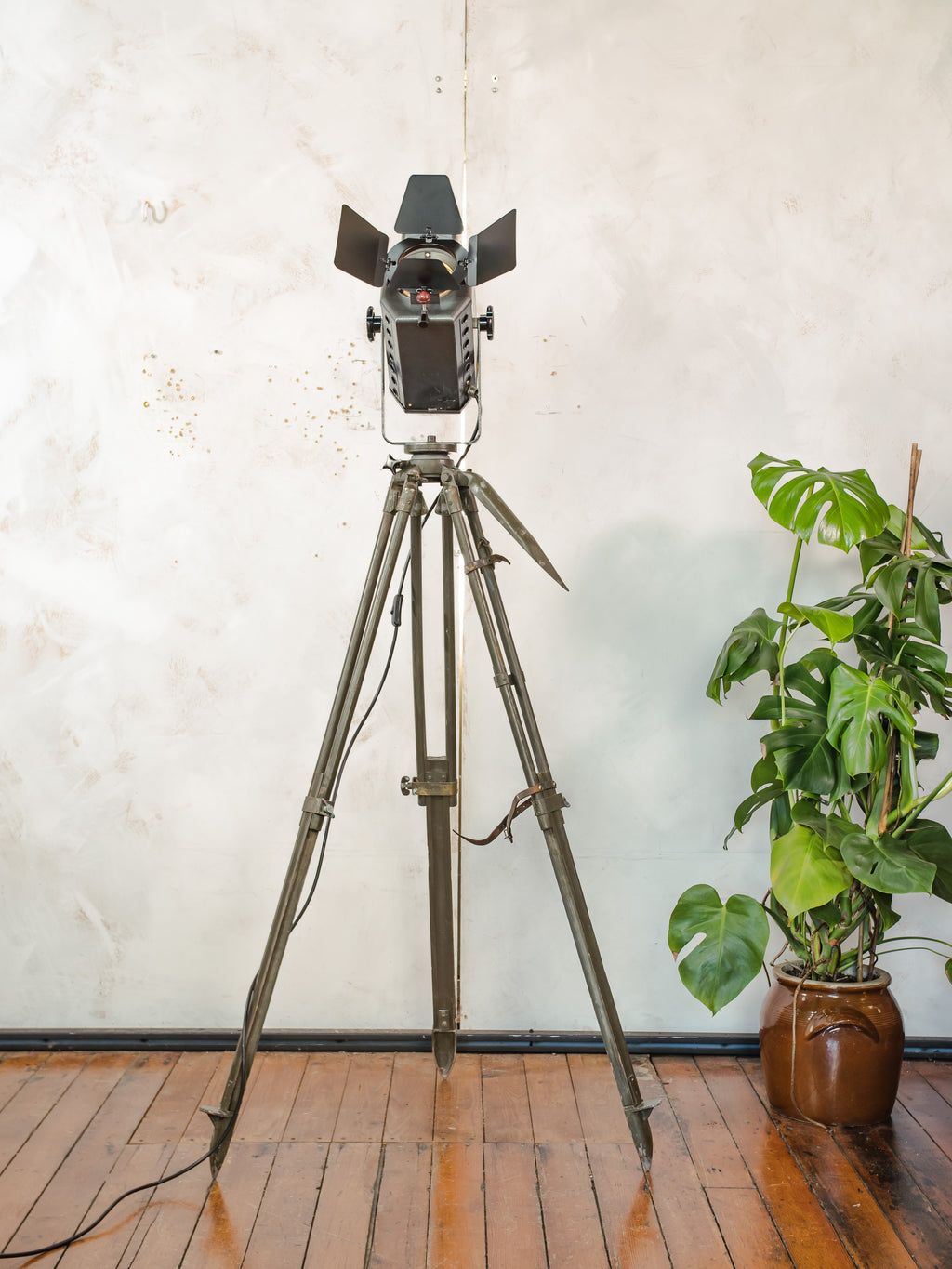 ADB BU.5 Belgian Studio Spotlight Floor Lamp | 1960s Stage Light on Ertel-Werk Bundeswehr Field Tripod
