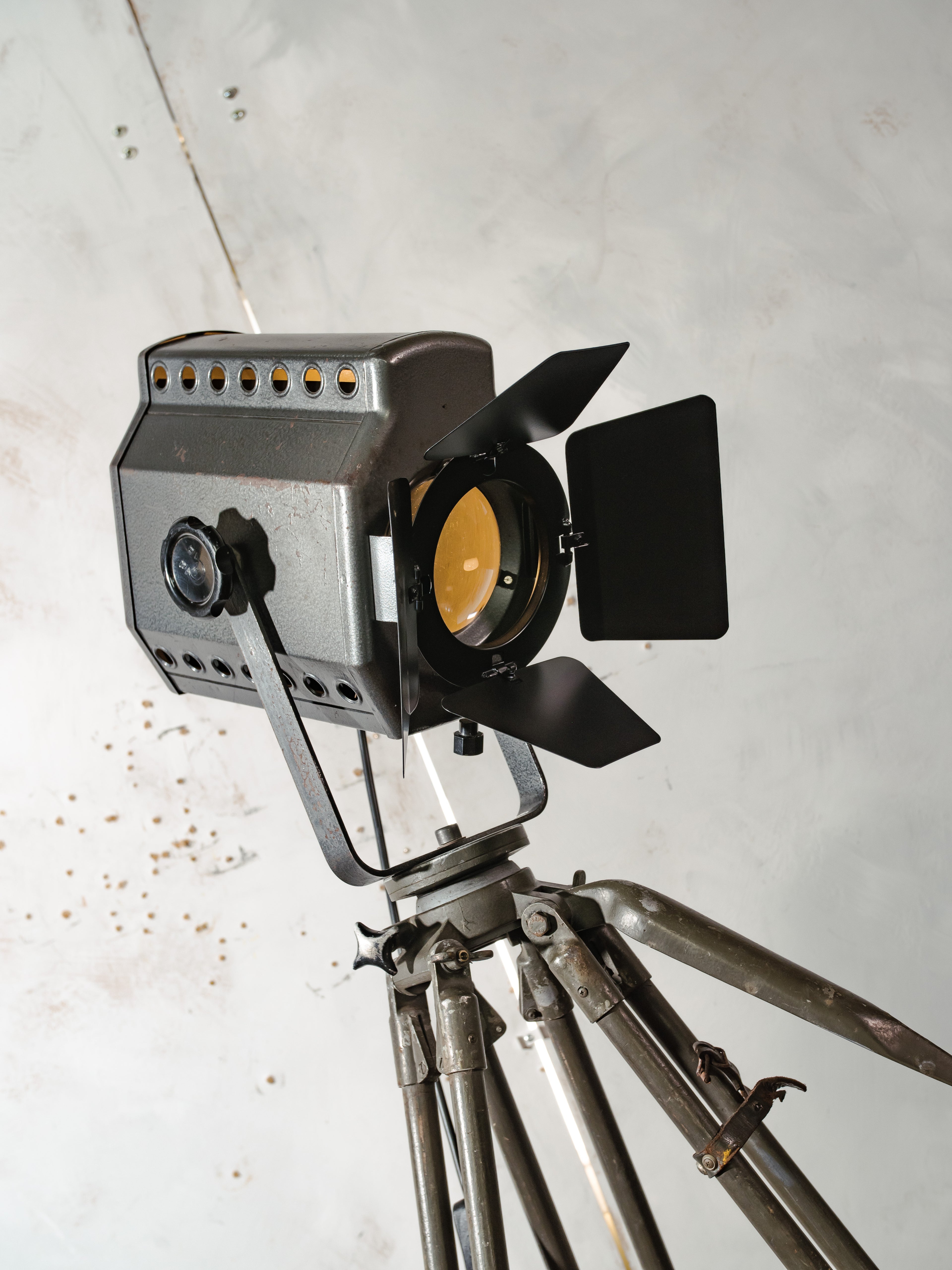 ADB BU.5 Belgian Studio Spotlight Floor Lamp | 1960s Stage Light on Ertel-Werk Bundeswehr Field Tripod