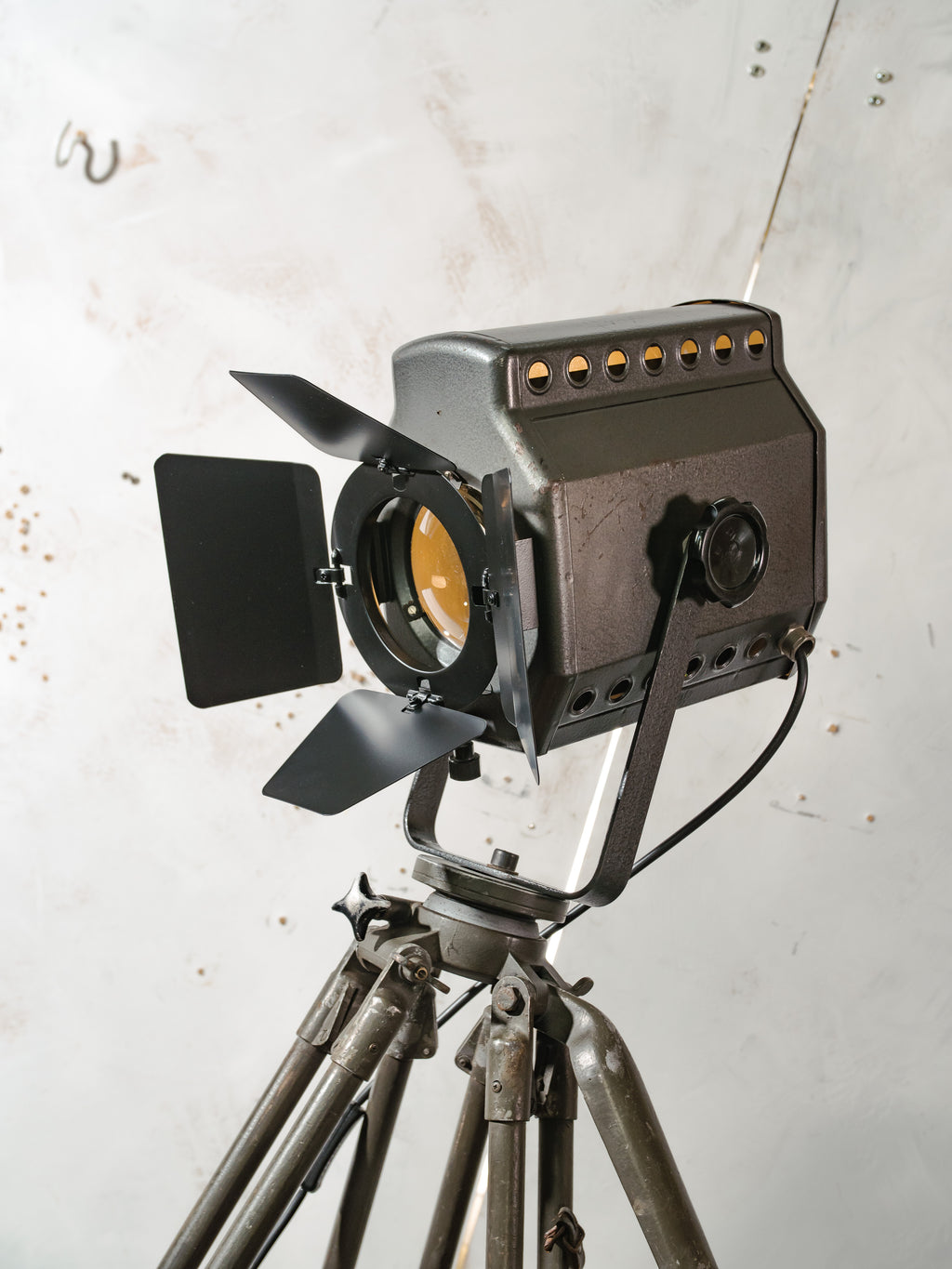 ADB BU.5 Belgian Studio Spotlight Floor Lamp | 1960s Stage Light on Ertel-Werk Bundeswehr Field Tripod