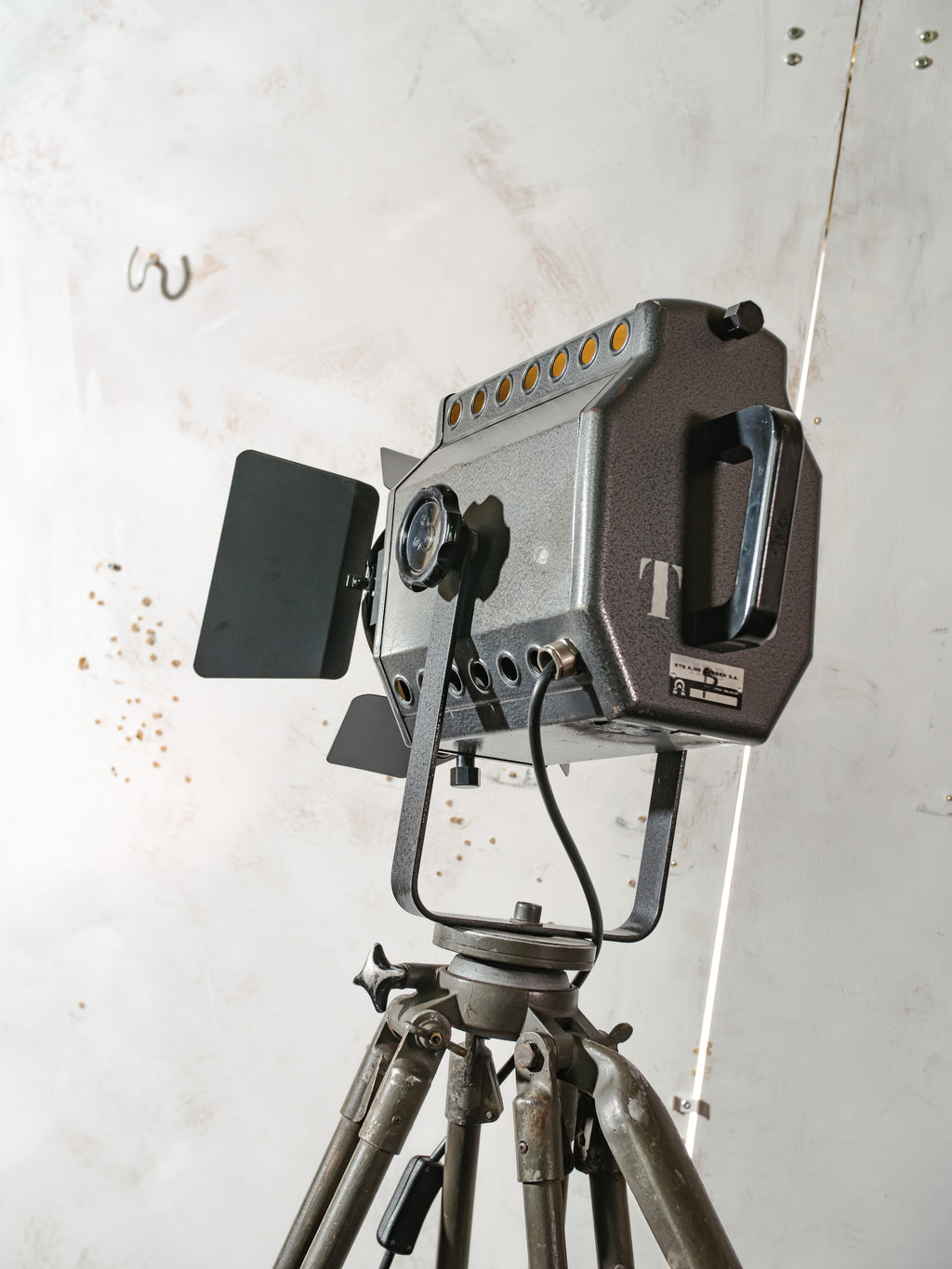 ADB BU.5 Belgian Studio Spotlight Floor Lamp | 1960s Stage Light on Ertel-Werk Bundeswehr Field Tripod