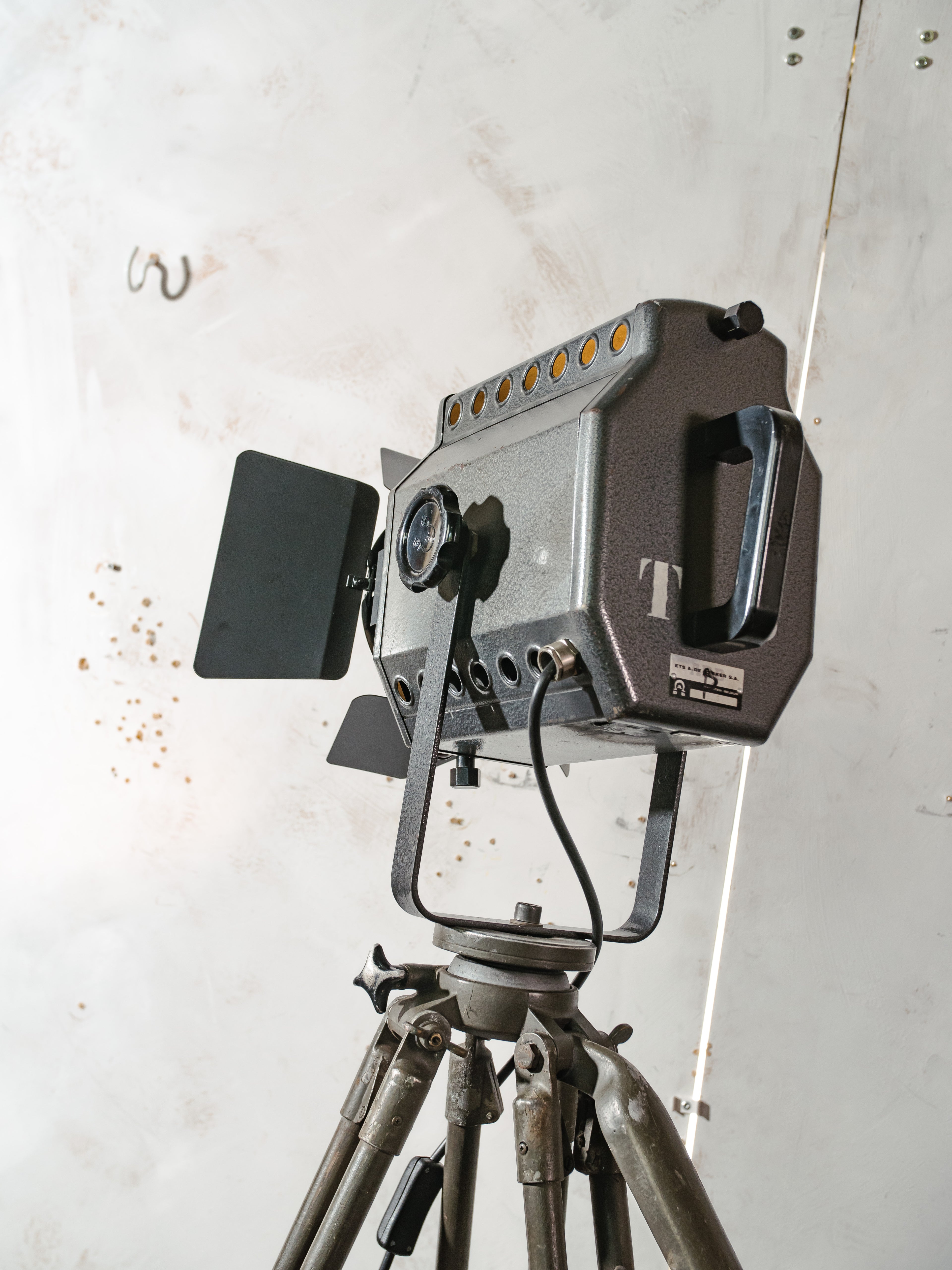 ADB BU.5 Belgian Studio Spotlight Floor Lamp | 1960s Stage Light on Ertel-Werk Bundeswehr Field Tripod