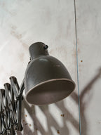 Bauhaus Scharnier schaarlamp van H. Th. J. A. Busquet voor Hala Zeist | Jaren 40 Nederlands Design Werkplaatslamp
