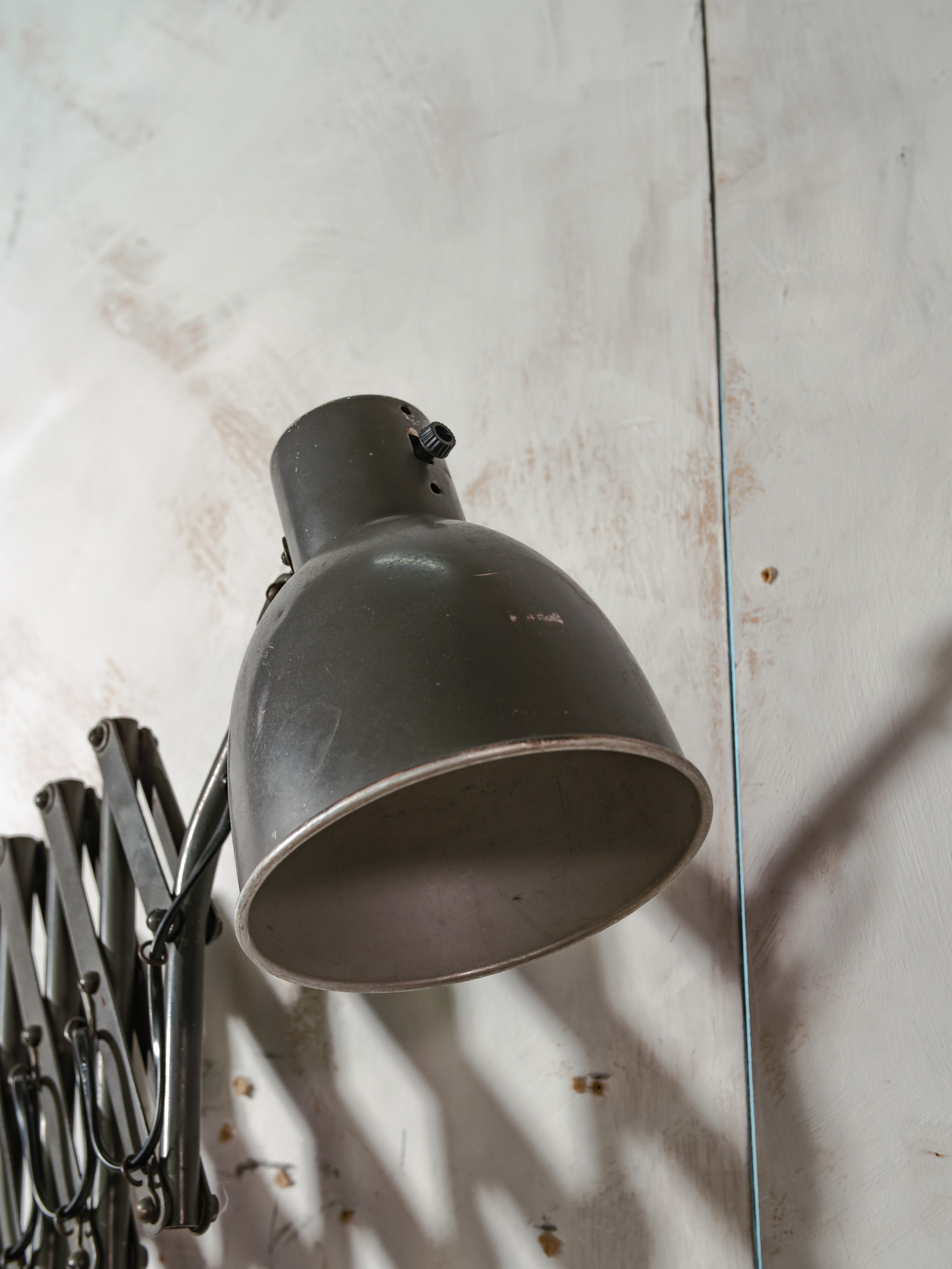 Bauhaus Scharnier schaarlamp van H. Th. J. A. Busquet voor Hala Zeist | Jaren 40 Nederlands Design Werkplaatslamp