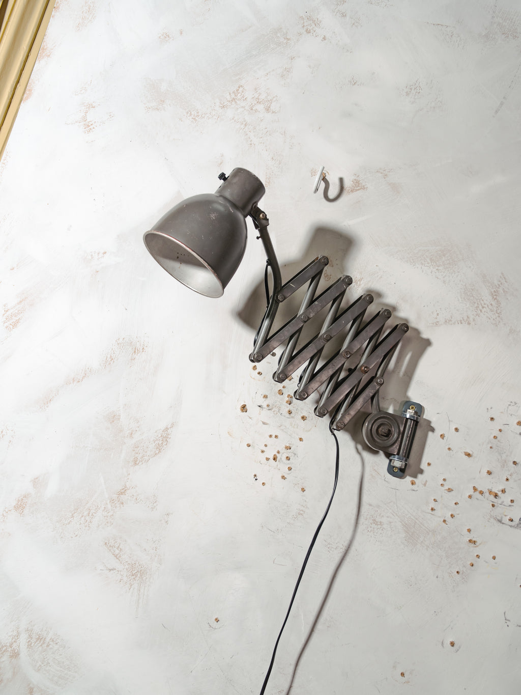 Bauhaus Scharnier schaarlamp van H. Th. J. A. Busquet voor Hala Zeist | Jaren 40 Nederlands Design Werkplaatslamp