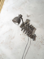 Bauhaus Scharnier schaarlamp van H. Th. J. A. Busquet voor Hala Zeist | Jaren 40 Nederlands Design Werkplaatslamp