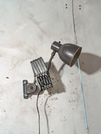 Bauhaus Scharnier schaarlamp van H. Th. J. A. Busquet voor Hala Zeist | Jaren 40 Nederlands Design Werkplaatslamp